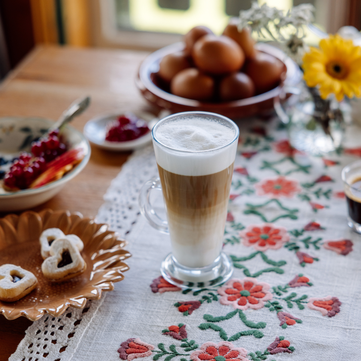 Oberglas Kaffeeglas 265ml,gefüllt mit Kaffee und Milch auf einem gedecktem Tisch