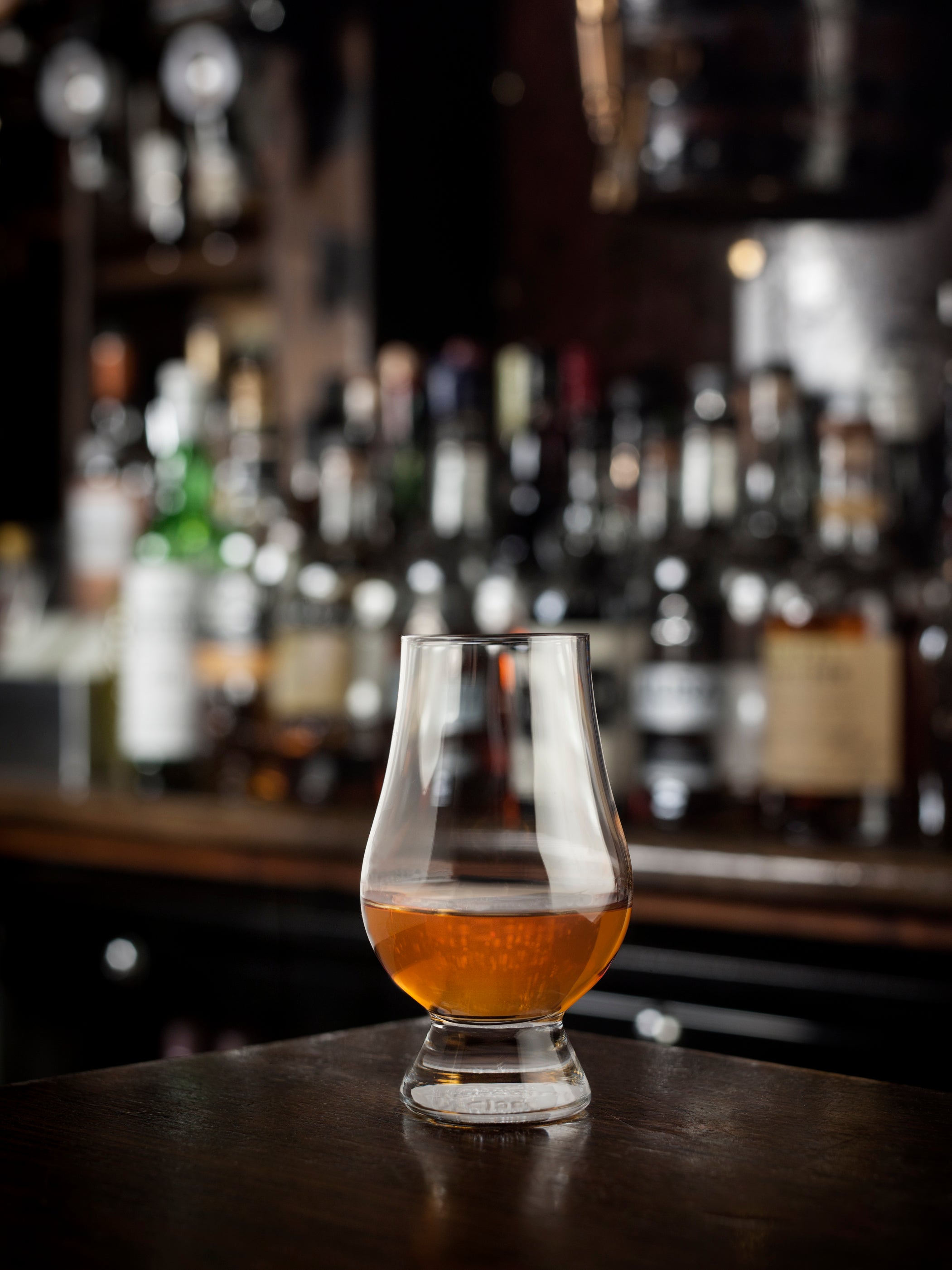 The Glencairn Glass Tasting Set mit Krug (2 Whiskygläser, 1 Krug, 1 Holztablett)