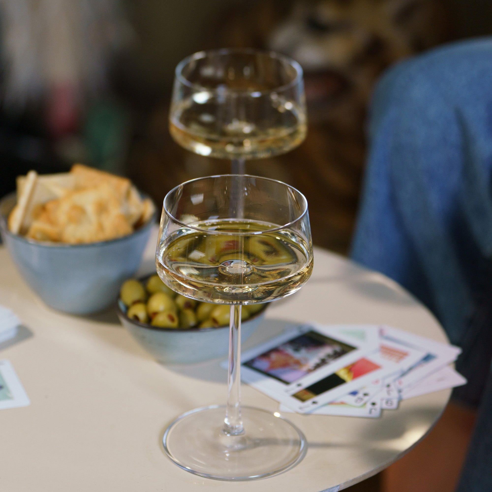 Zwei hochwertige Champagnerschalen von Stölzle Lausitz auf einem Tisch mit Snacks und Spielen