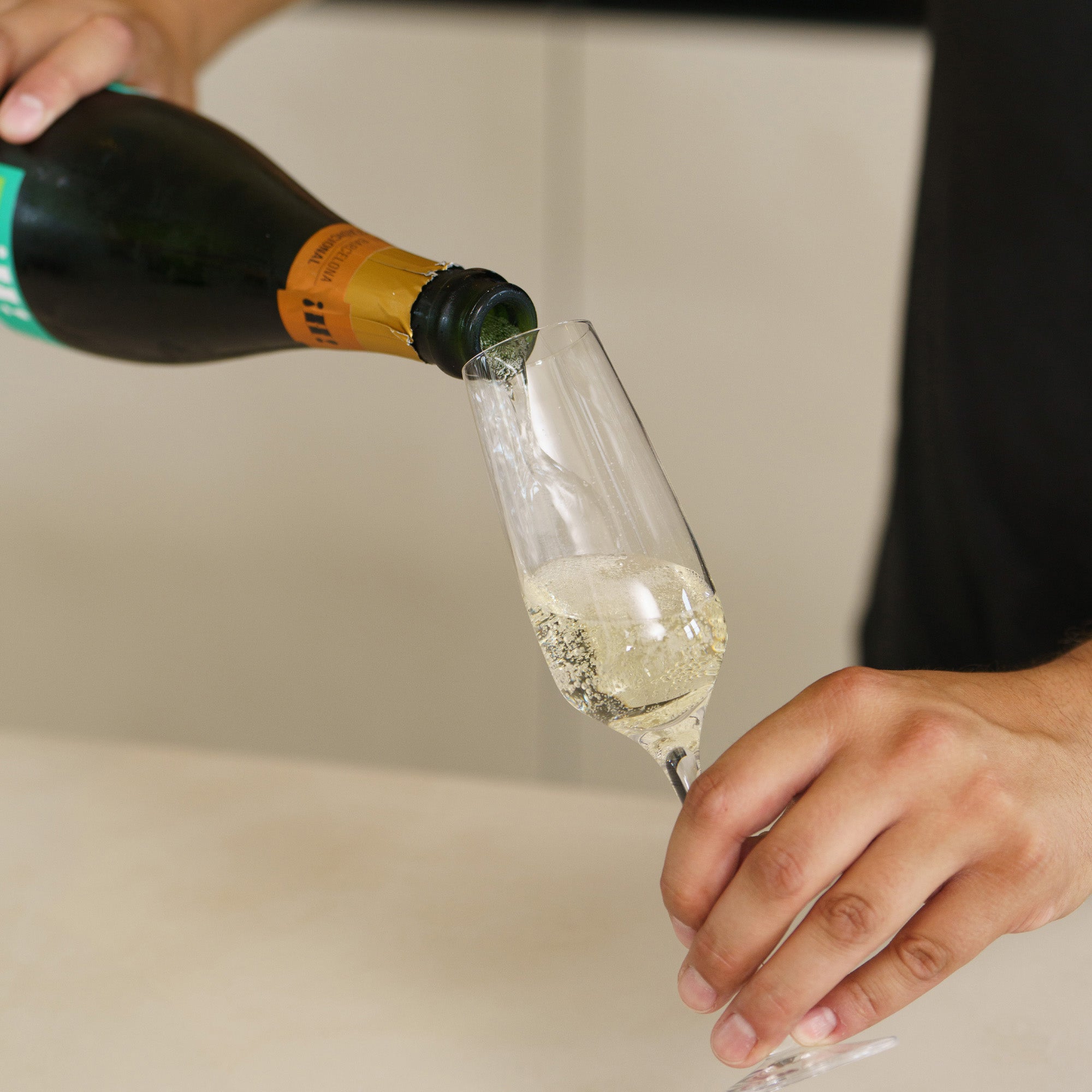 Sektgläser aus Deutschland in Verwendung, während Sekt in ein Glas gegossen wird