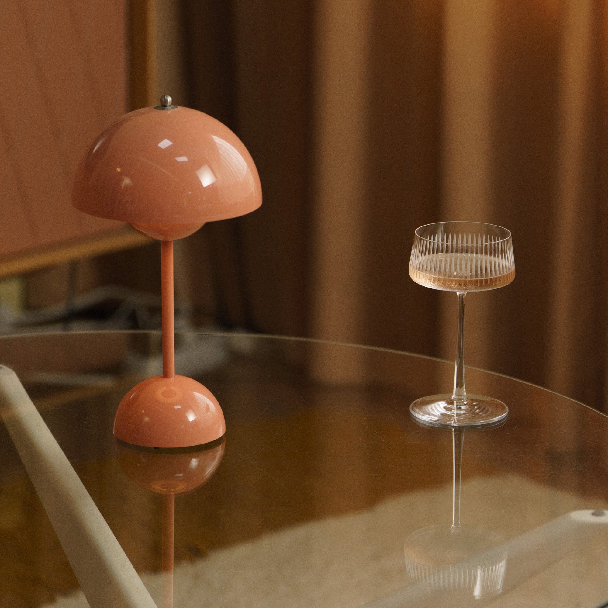 Elegantes Stölzle Lausitz Gläser auf einem Tisch neben einer modernen Lampe