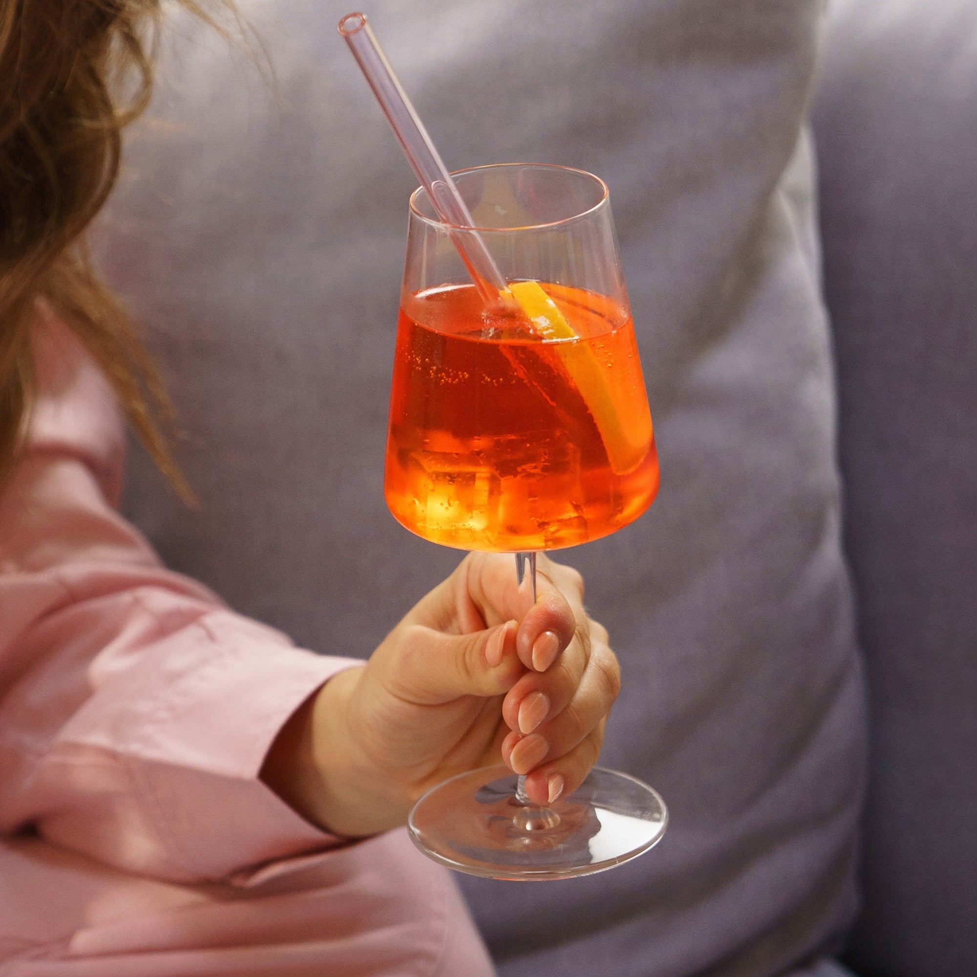 Stölzle Lausitz Weißweinkelche mit Cocktail und Trinkhalm in bequemer Handhaltung