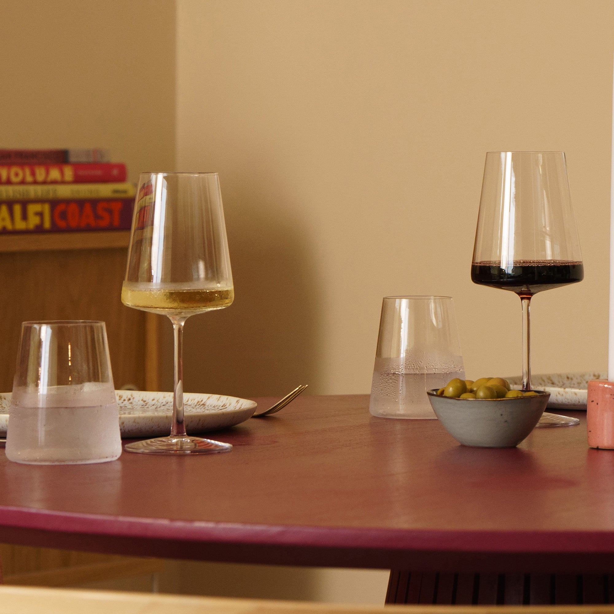 Stölzle Lausitz Weingläser Made in Germany auf einem Tisch mit Getränken und Snacks