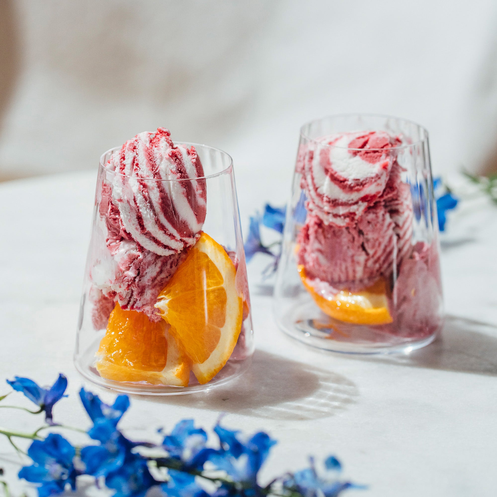 Stölzle Lausitz Weißweingläser Made in Germany mit erfrischendem Eis und frischen Orangenstücken dekoriert