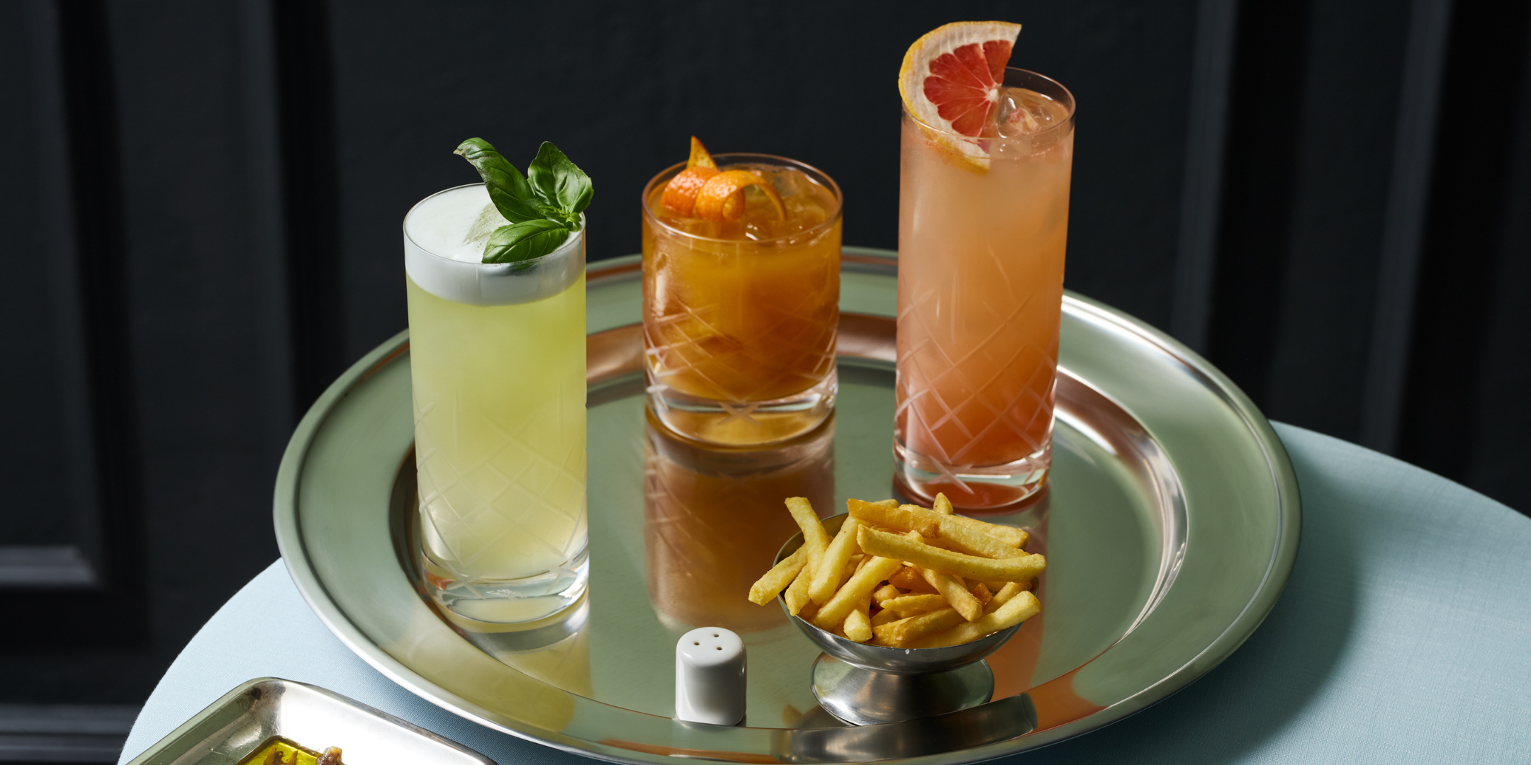 Stölzle Lausitz Club Gläser in urbanem Design auf einem Holztisch, ideal für stilvolle Cocktails.