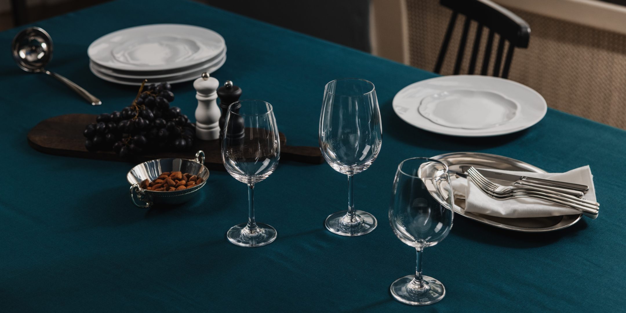 Die Weinland Kollektion mit eleganten Weingläsern auf einem stilvollen Tisch in einem Restaurant