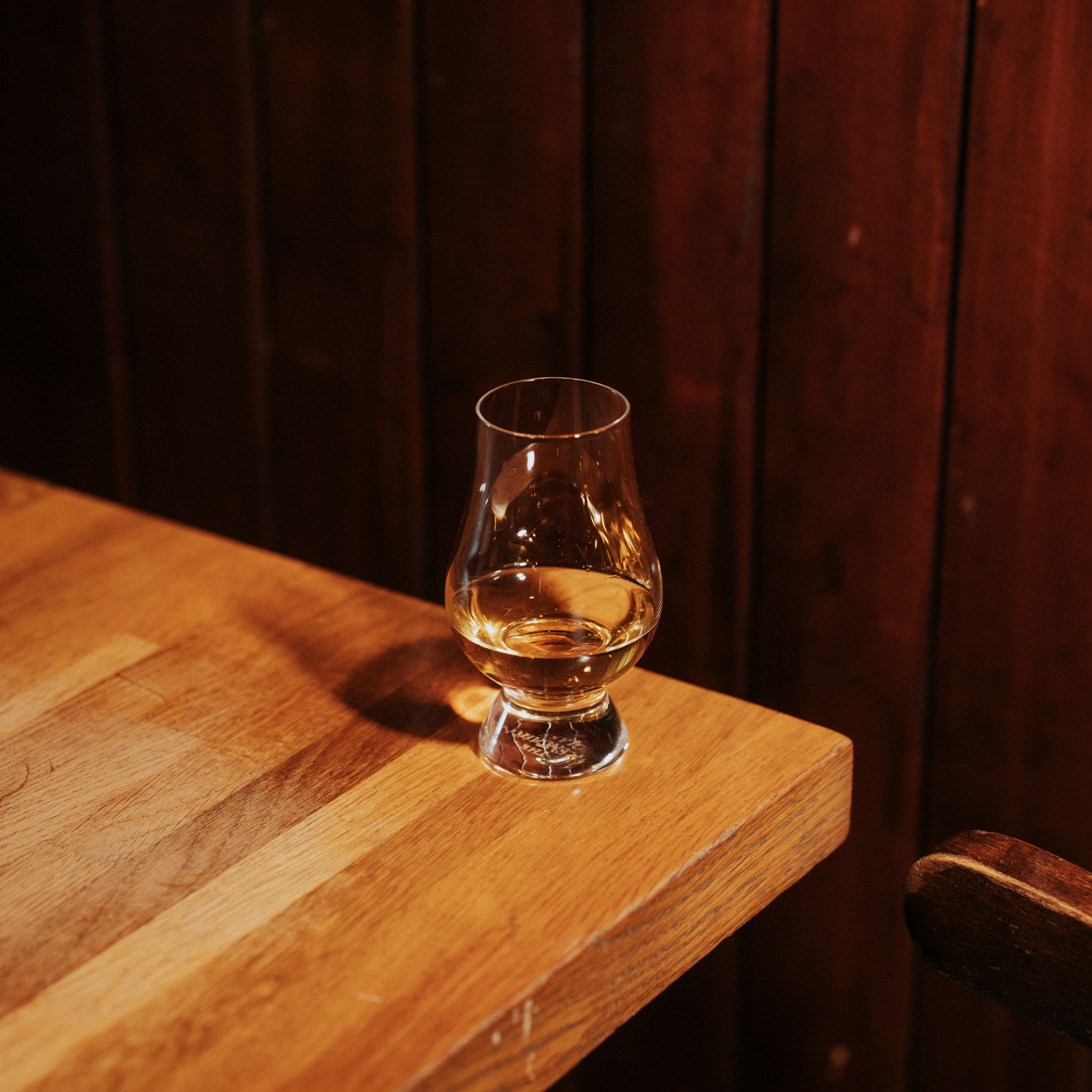 Set de degustación The Glencairn Glass con jarra (2 copas de Whisky, 1 jarra y 1 bandeja de madera)