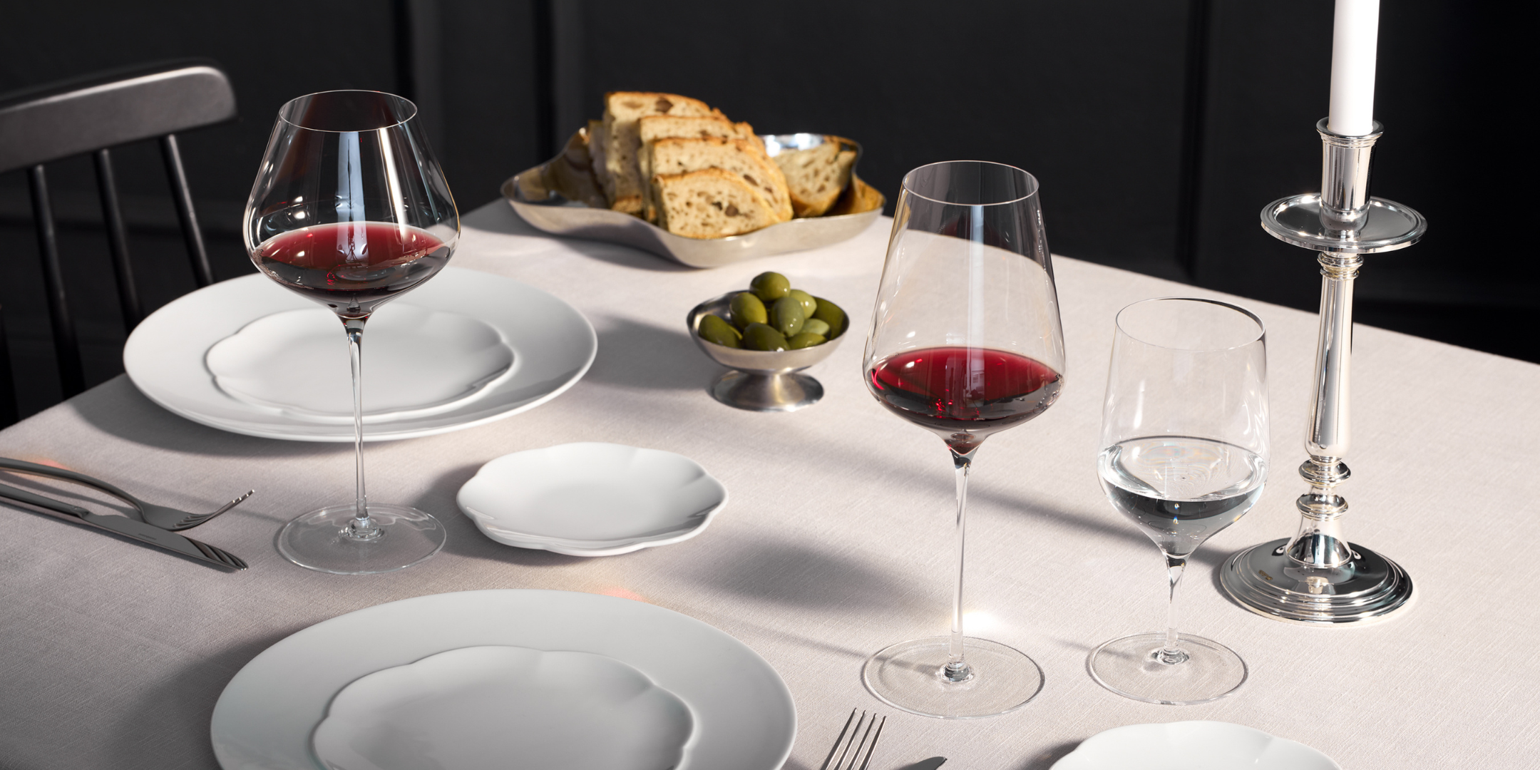 serie q1 mundgeblasen gedeckter tisch rotwein