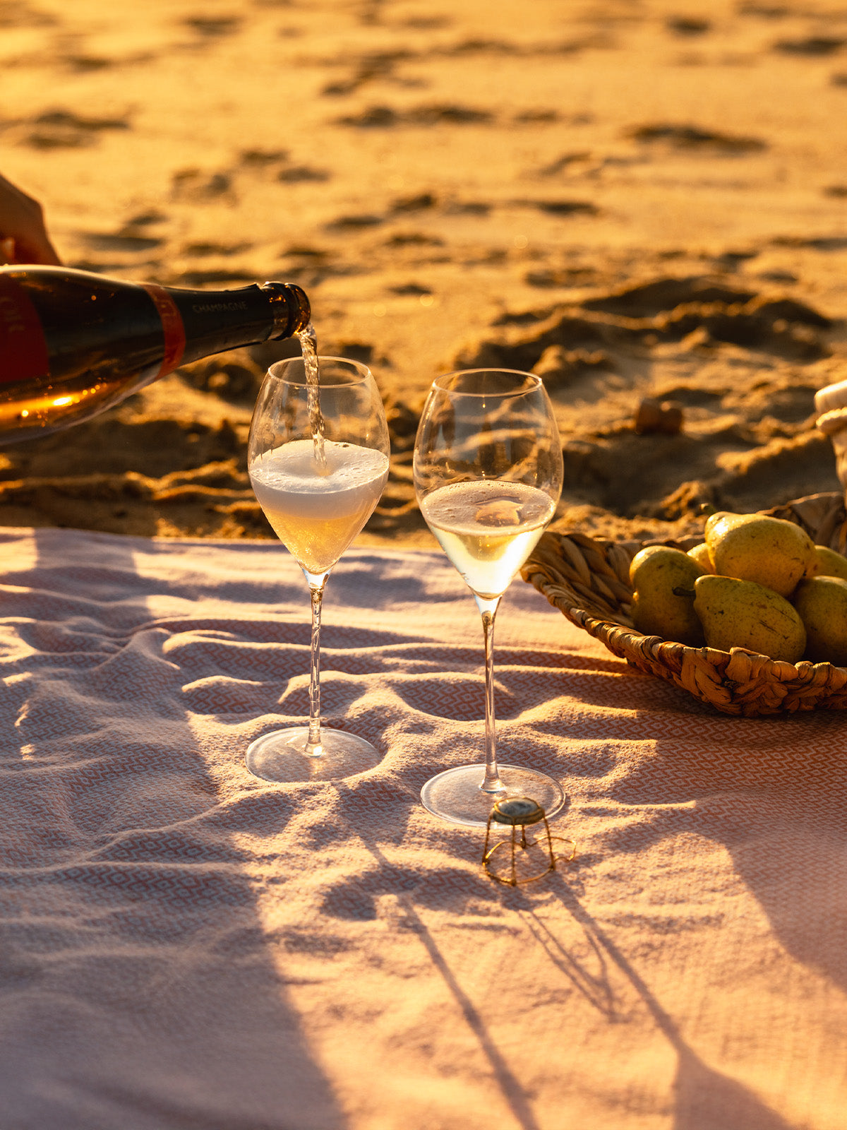 strand sommerlich picknick mit champagner und zwei stoelzle lausitz glaesern