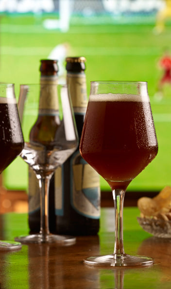 Stölzle Lausitz Craft Beer Glas Set kaufen mit Bierflaschen und Snacks im Hintergrund
