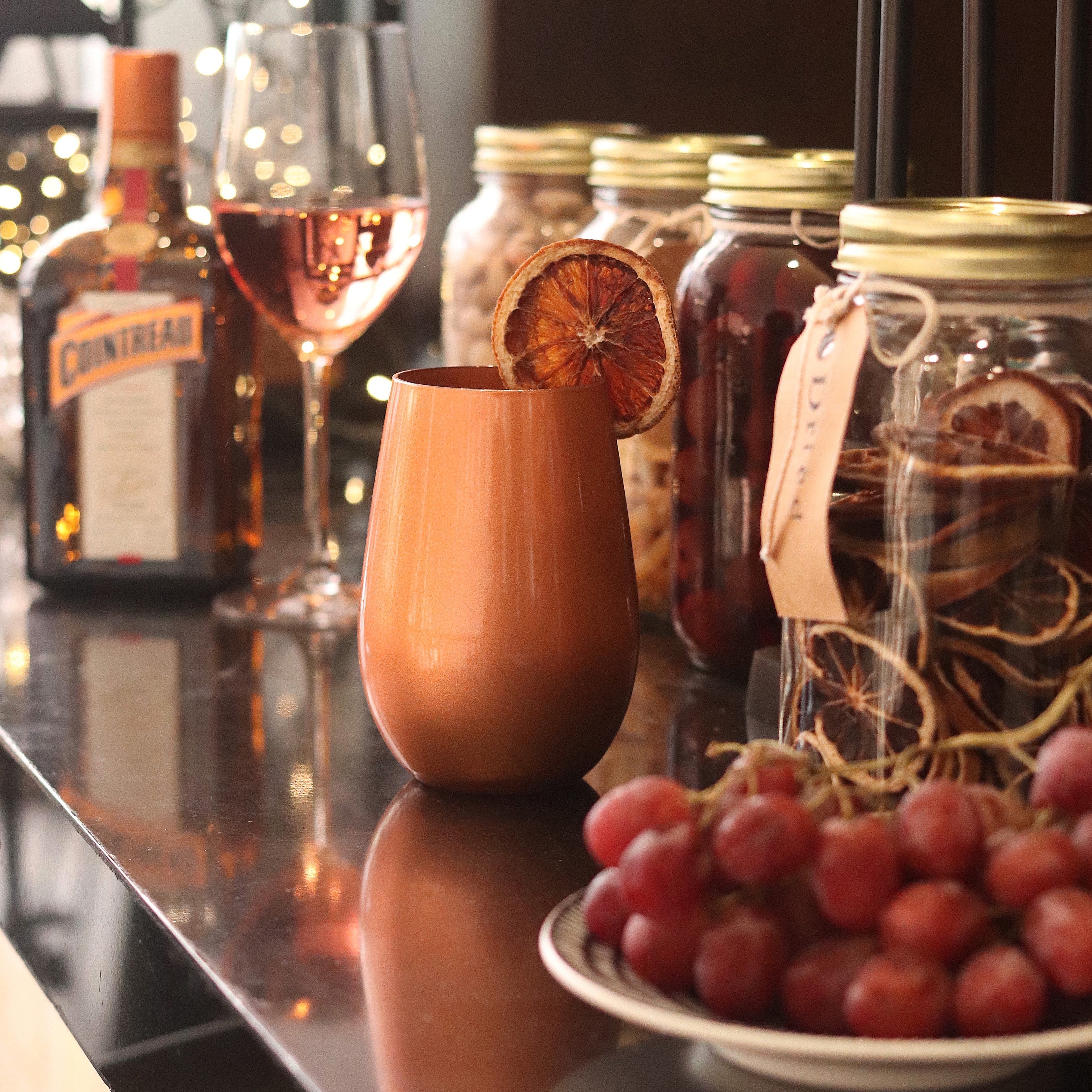 Eleganter design Becher aus Deutschland mit kupferner Oberfläche, dekoriert mit getrockneter Orange