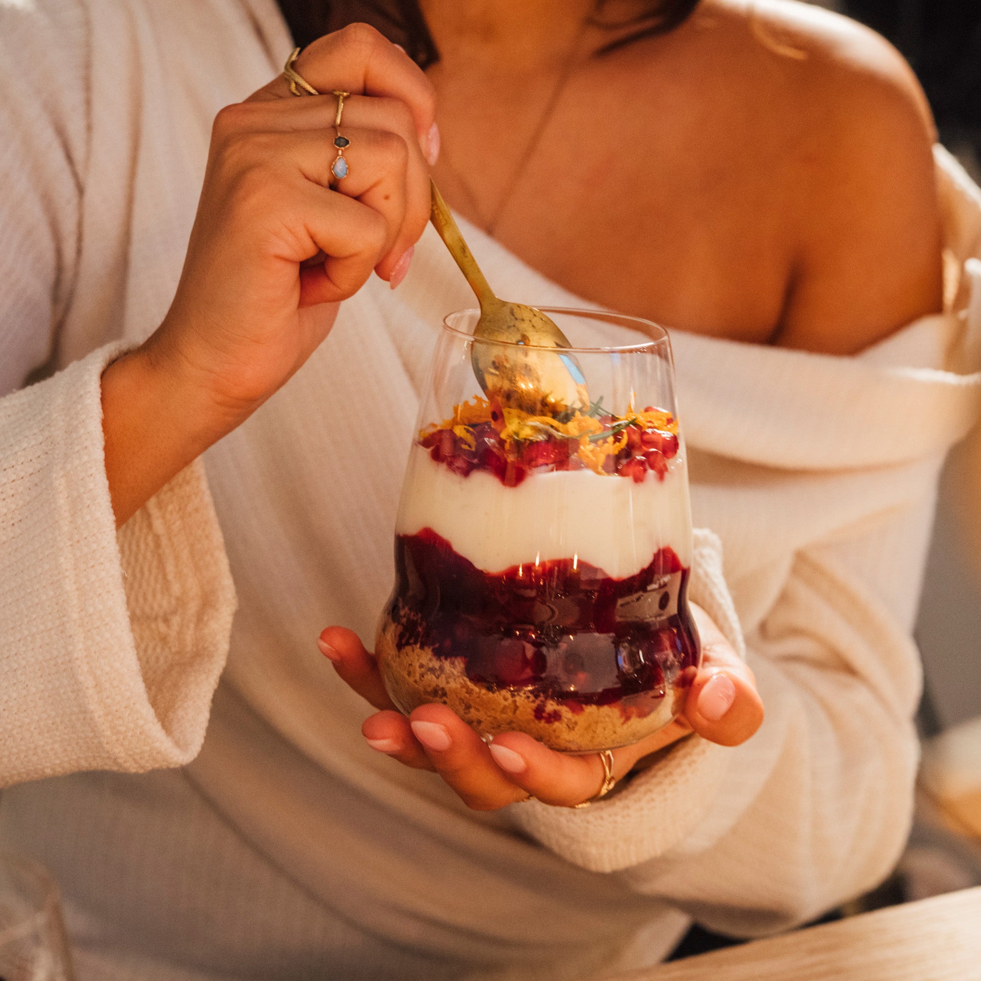 Stölzle Lausitz deutsche Qualitätsweingläser mit Dessert gefüllt, in der Hand gehalten