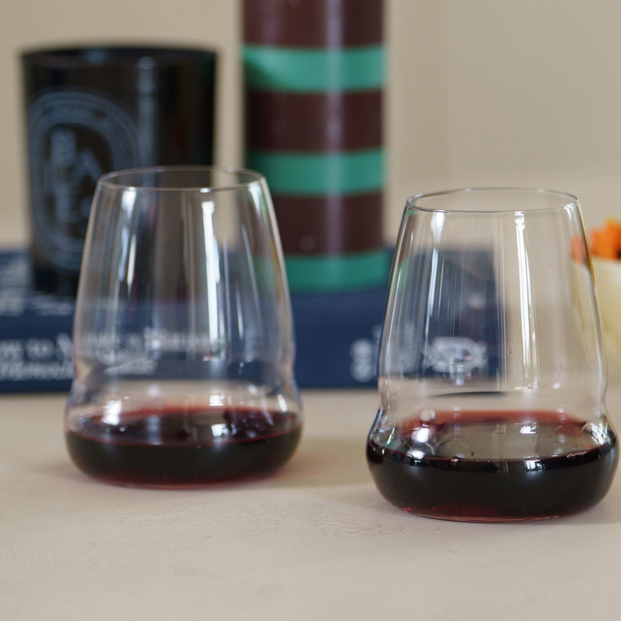Zwei elegante deutsche Qualitätsweingläser von Stölzle Lausitz mit tiefem Rotwein gefüllt