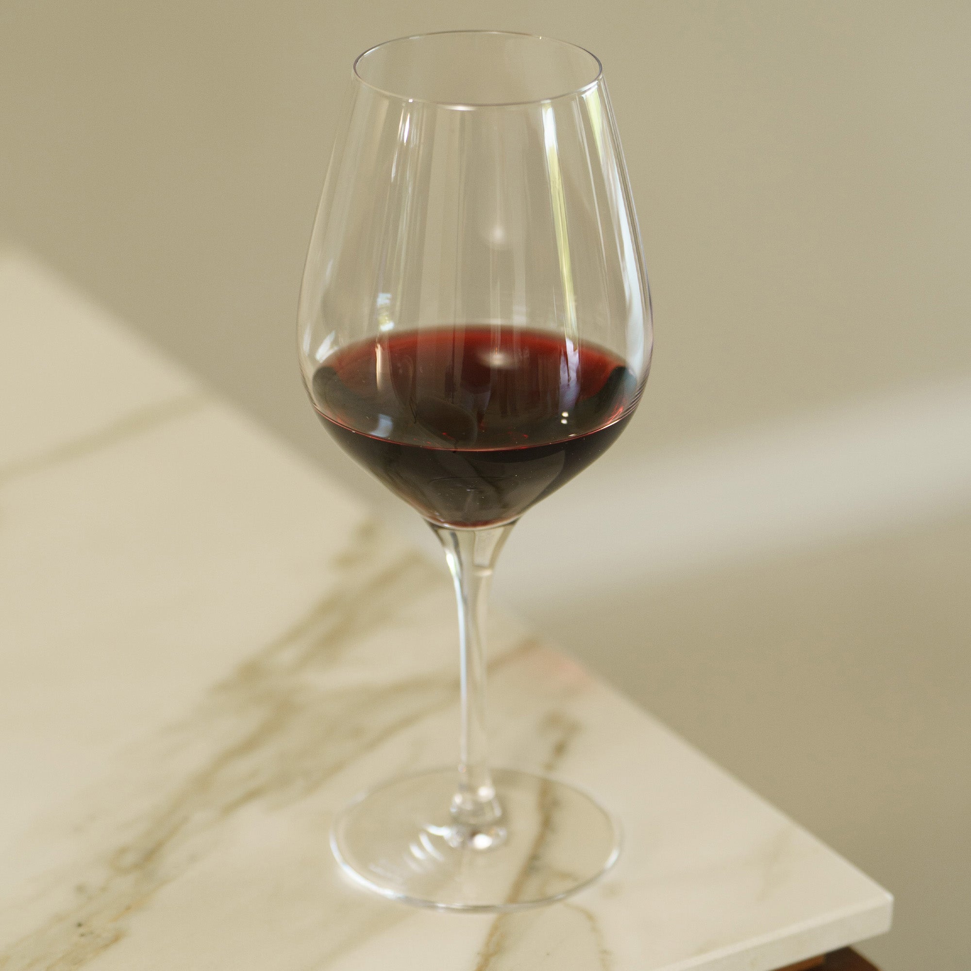Elegantes Stölzle Lausitz Exquisite Weingläser 6er Set mit Rotwein auf marmoriertem Tisch
