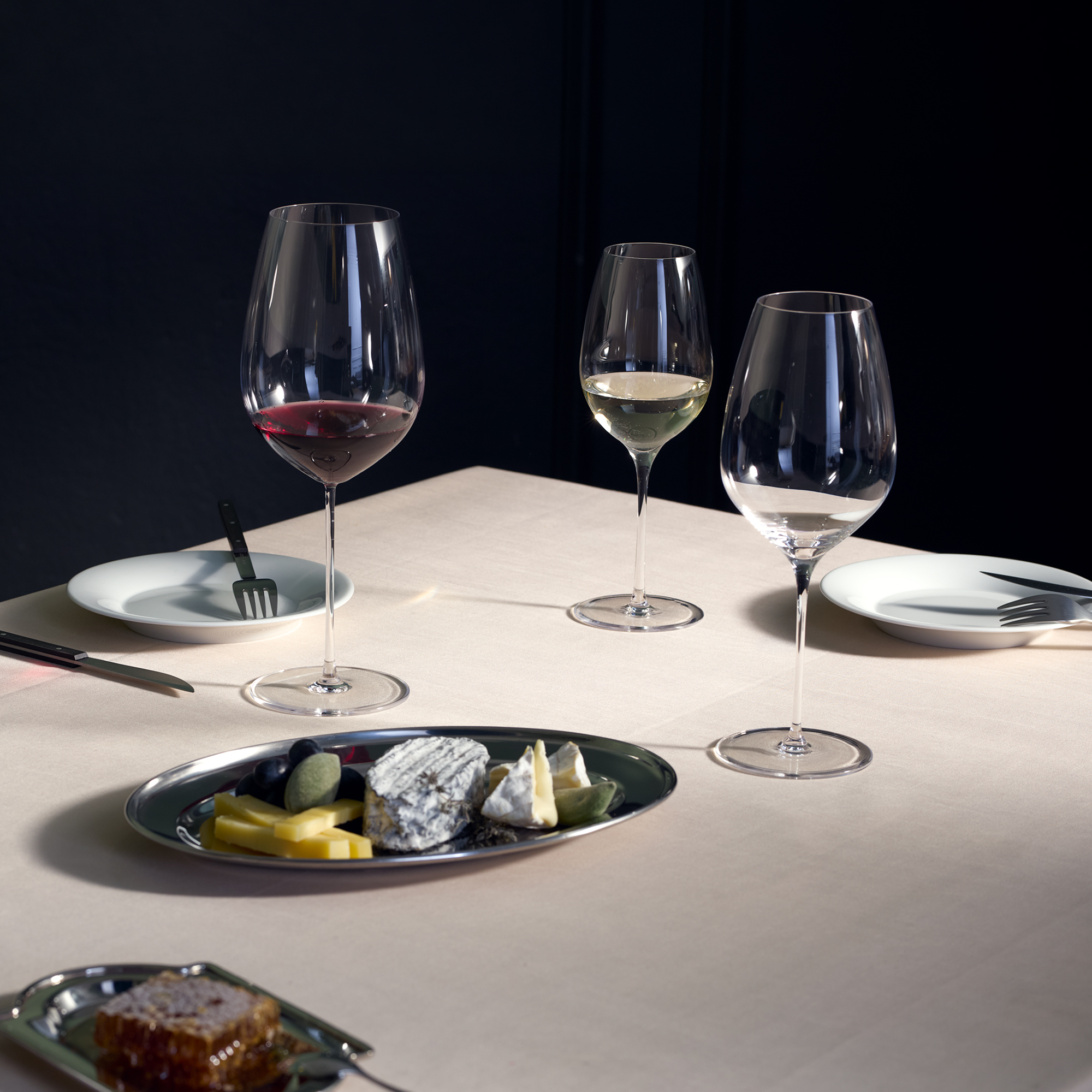 Premium Weingläser der Fino Grand Cru Kollektion auf elegant gedecktem Tisch für stilvollen Weingenuss