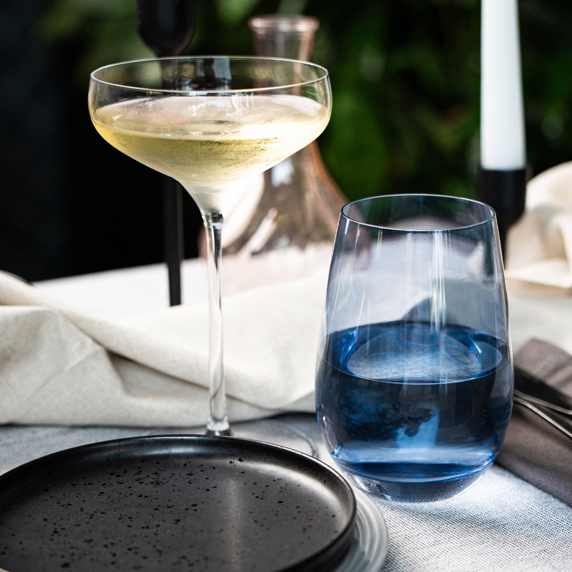 Elegantes funktionale Gläser Set online mit einem Sektglas und einem Wasserbecher auf einem gedeckten Tisch