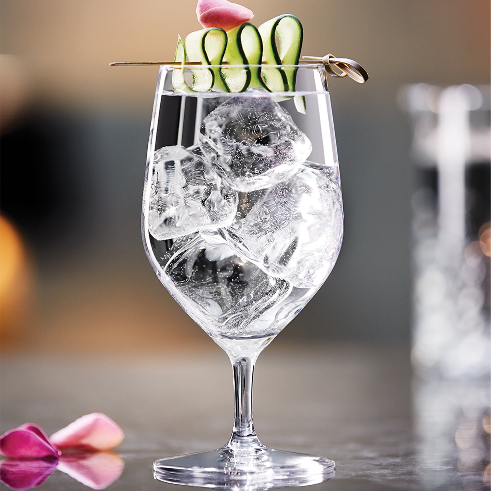 Elegantes Glas mit Eiswürfeln und Gurkenscheibe für Cocktails. Gläser Made in Germany.