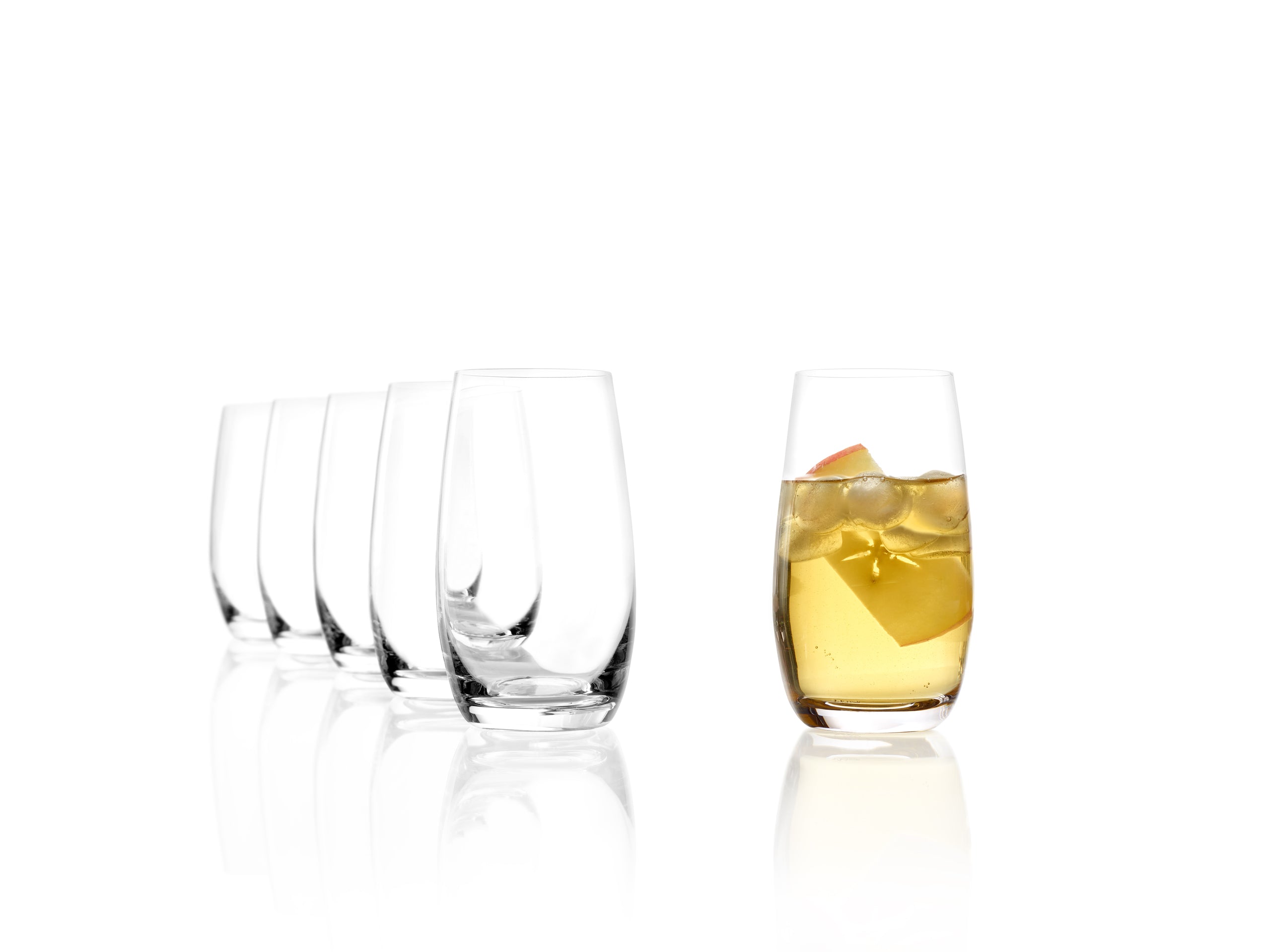 Stölzle Lausitz Gläser für Saft in eleganter Form mit einem Getränk und Eiswürfeln
