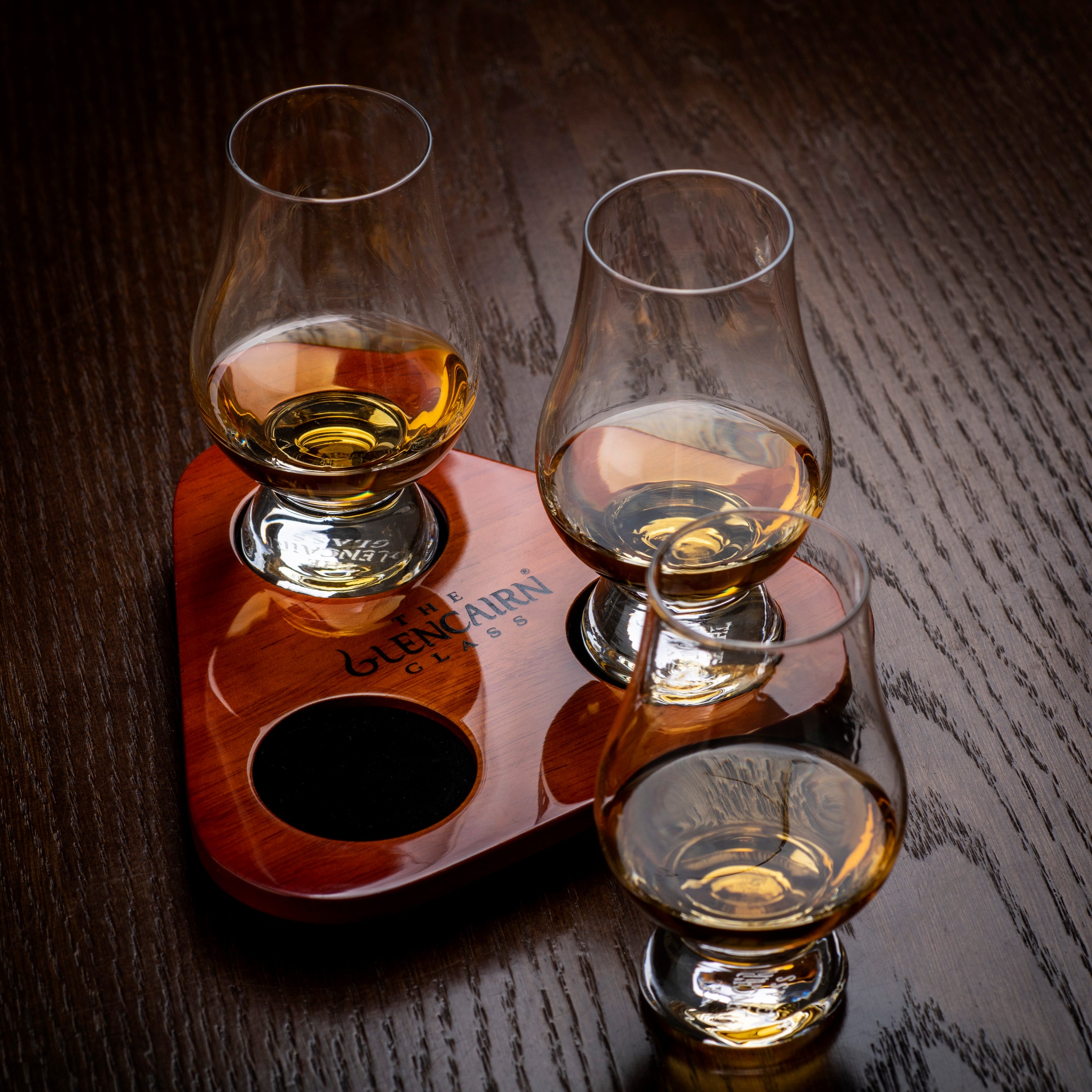 Glencairn Glas Set mit drei Gläsern auf einem Holztablett für Whisky-Liebhaber