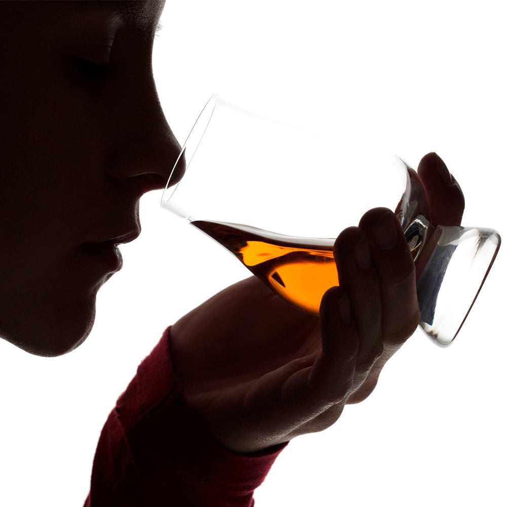 Silhouette einer Person, die ein Glencairn Whiskyglas Deutschland mit Whisky genießt