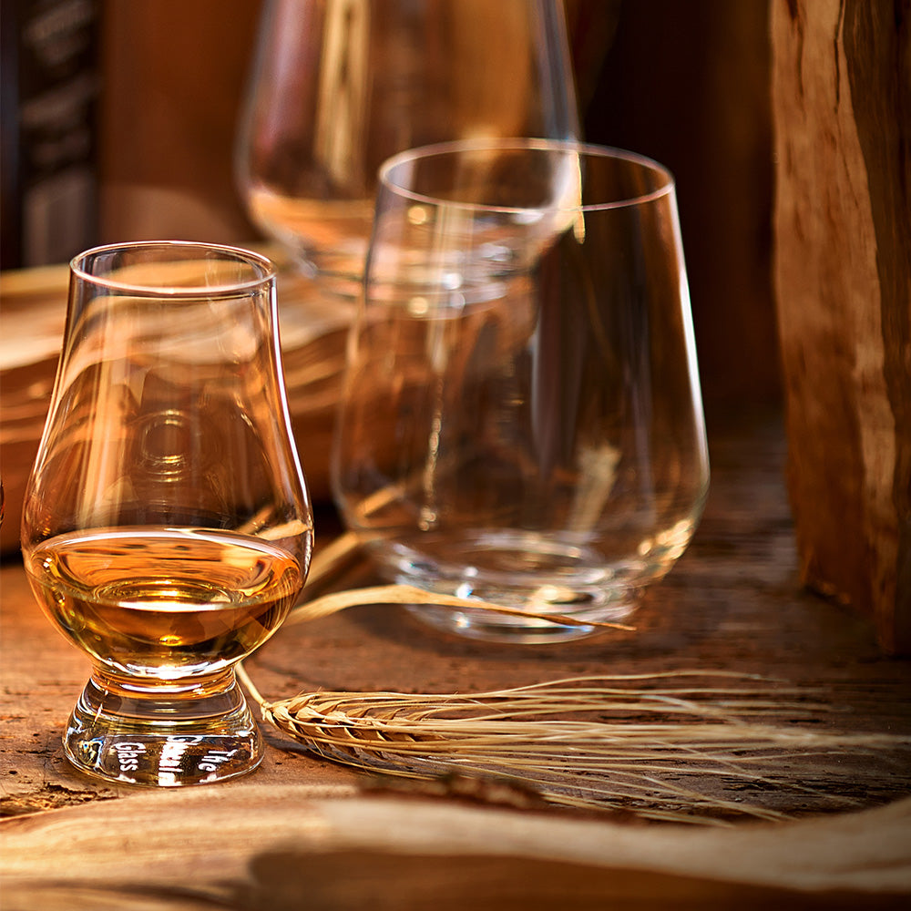 Glencairn Whiskyglas Deutschland mit elegantem Design und aromatischer Whiskyfüllung auf rustikalem Holzuntergrund
