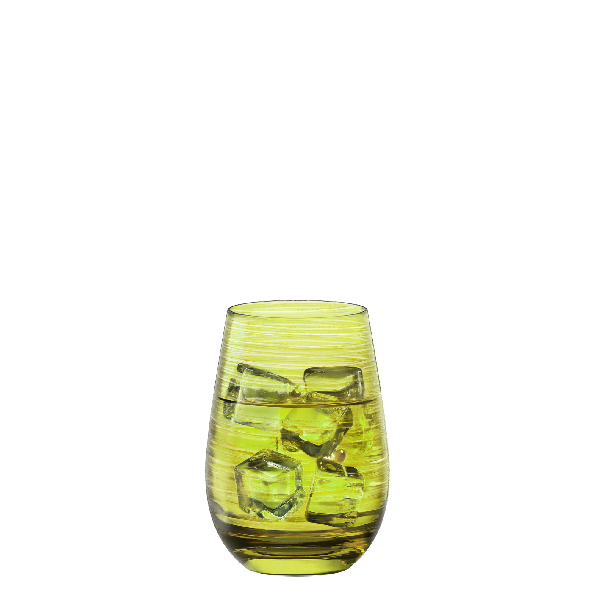 Hochwertige Becher Made in Germany aus gelbem Glas mit Eiswürfeln gefüllt