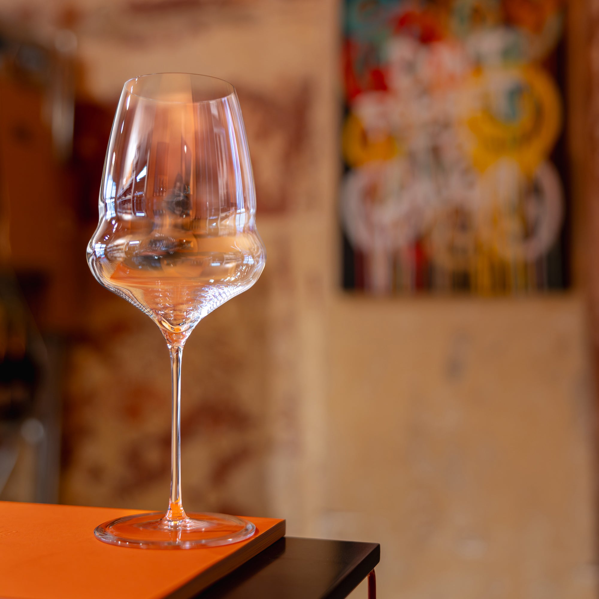 Hochwertige Bordeaux Gläser auf einem Tisch, ideal für den Genuss von feinem Wein
