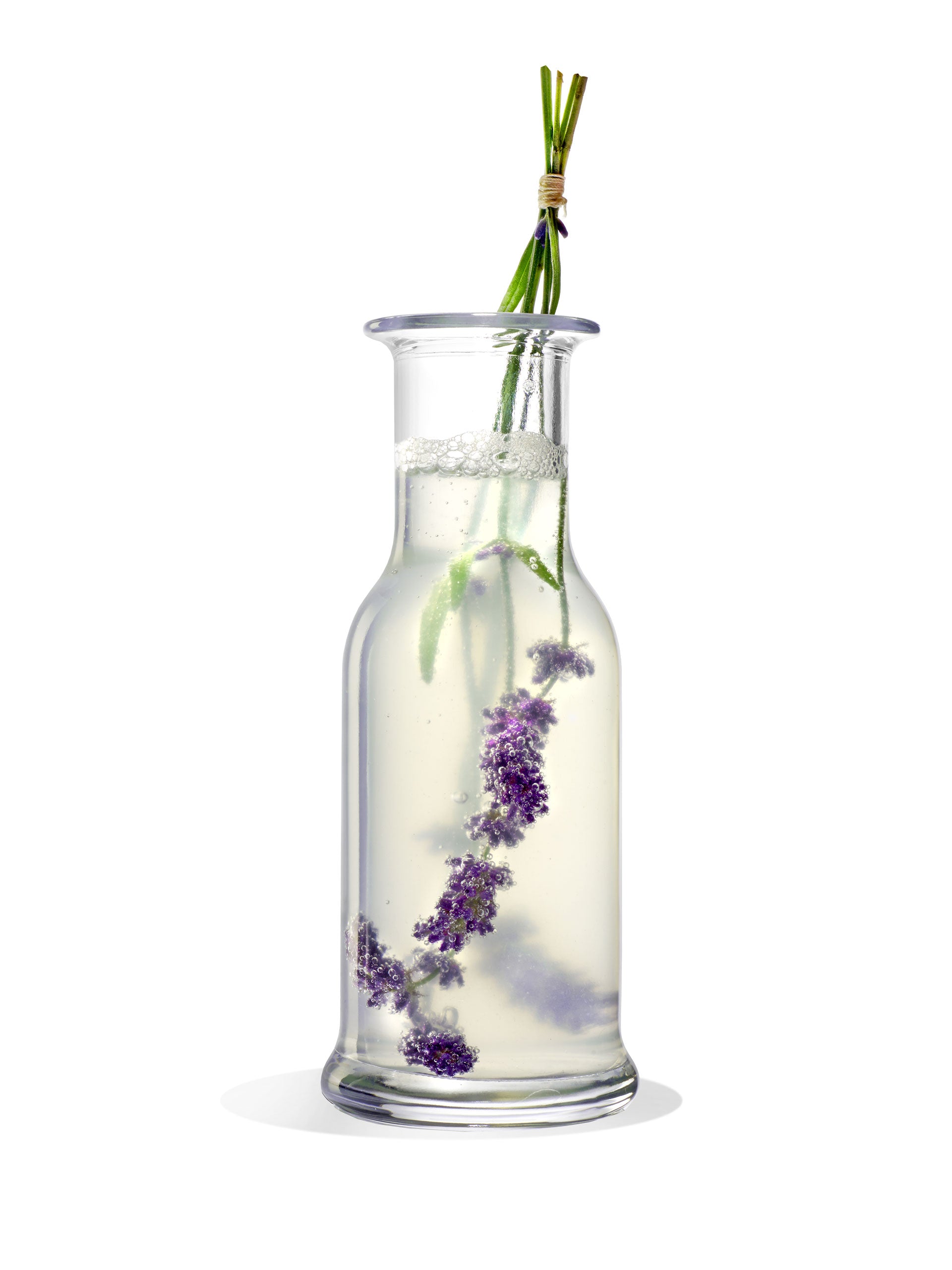 Hochwertige Design Karaffe von Stölzle Lausitz mit Lavendel und Wasser dekoriert