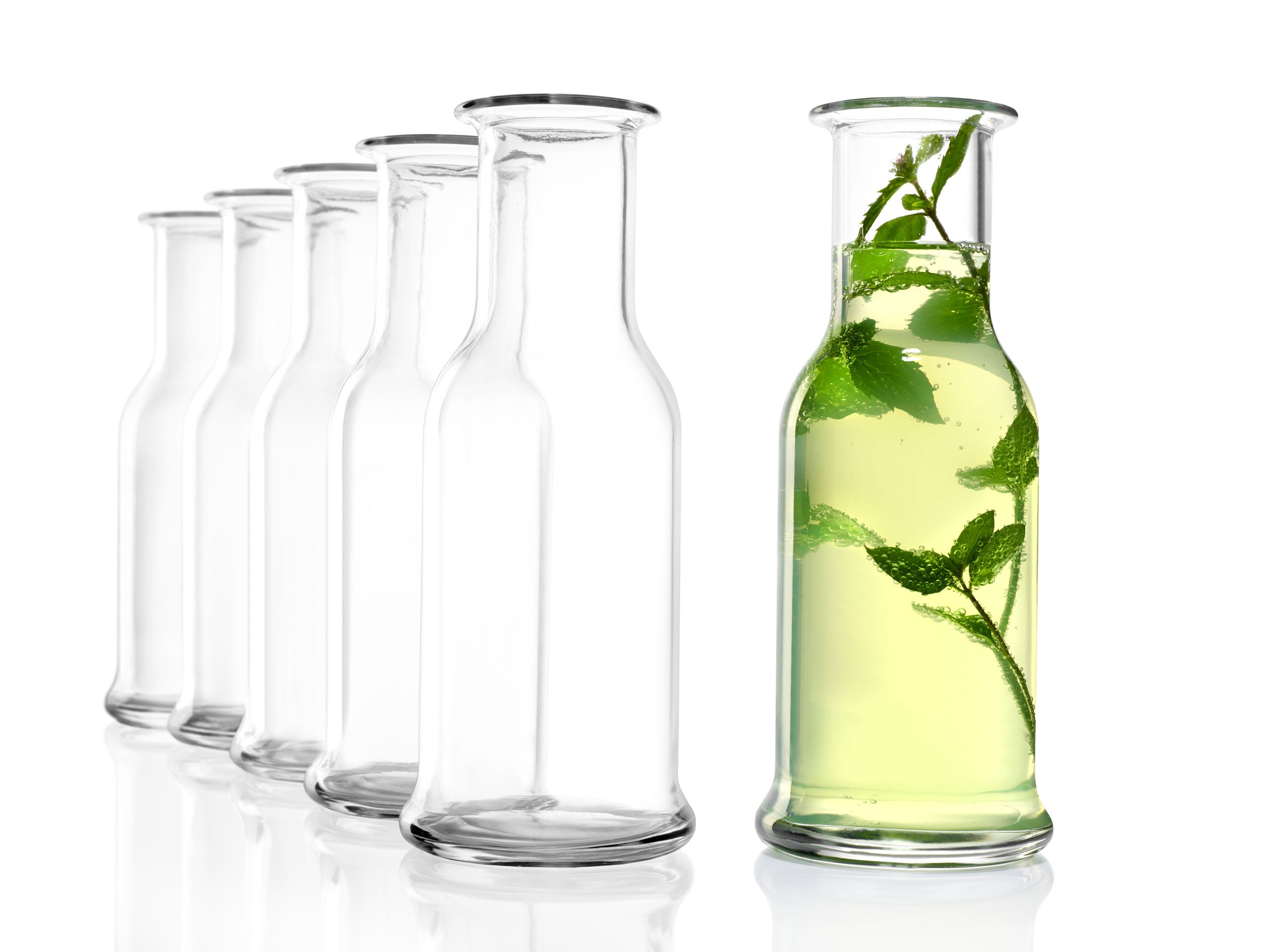 Hochwertige Design Karaffe aus Glas mit frischen Kräutern für stilvolles Servieren von Getränken