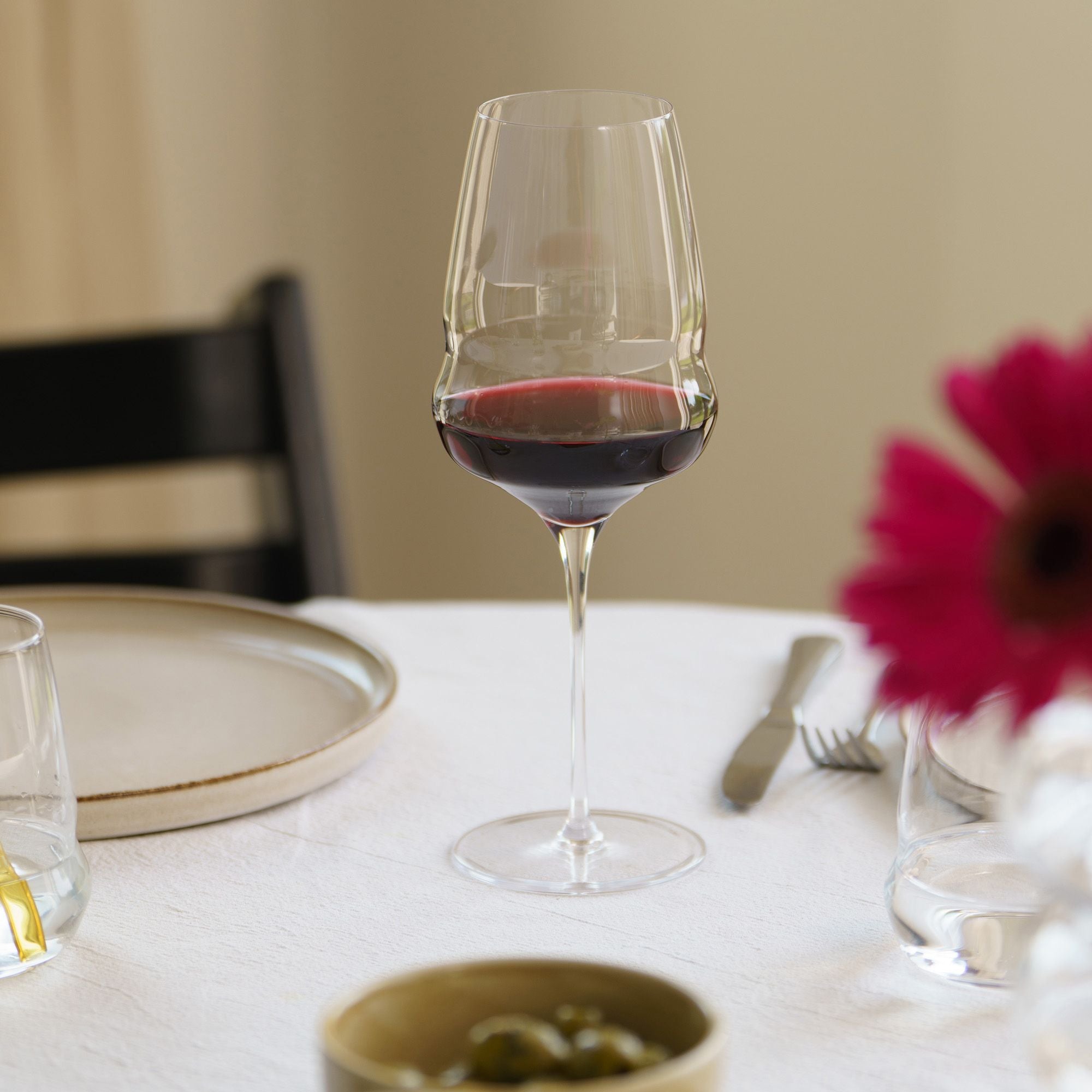 Hochwertige Rotweingläser Made in Germany von Stölzle Lausitz mit rotem Wein auf gedecktem Tisch