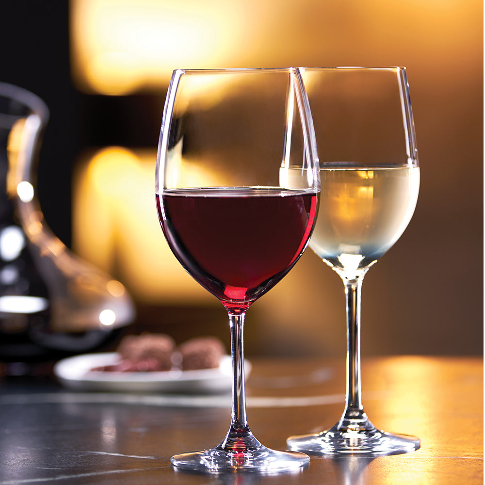 Zwei hochwertige Rotweinkelche von Stölzle Lausitz mit rot und weißem Wein am Tisch