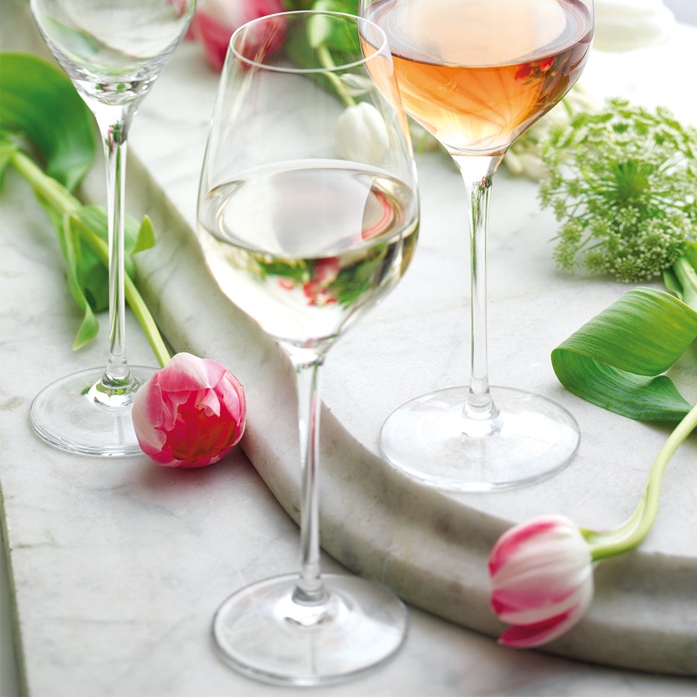 Drei hochwertige Universalgläser von Stölzle Lausitz, perfekt für Wein und Getränke, dekoriert mit Tulpen