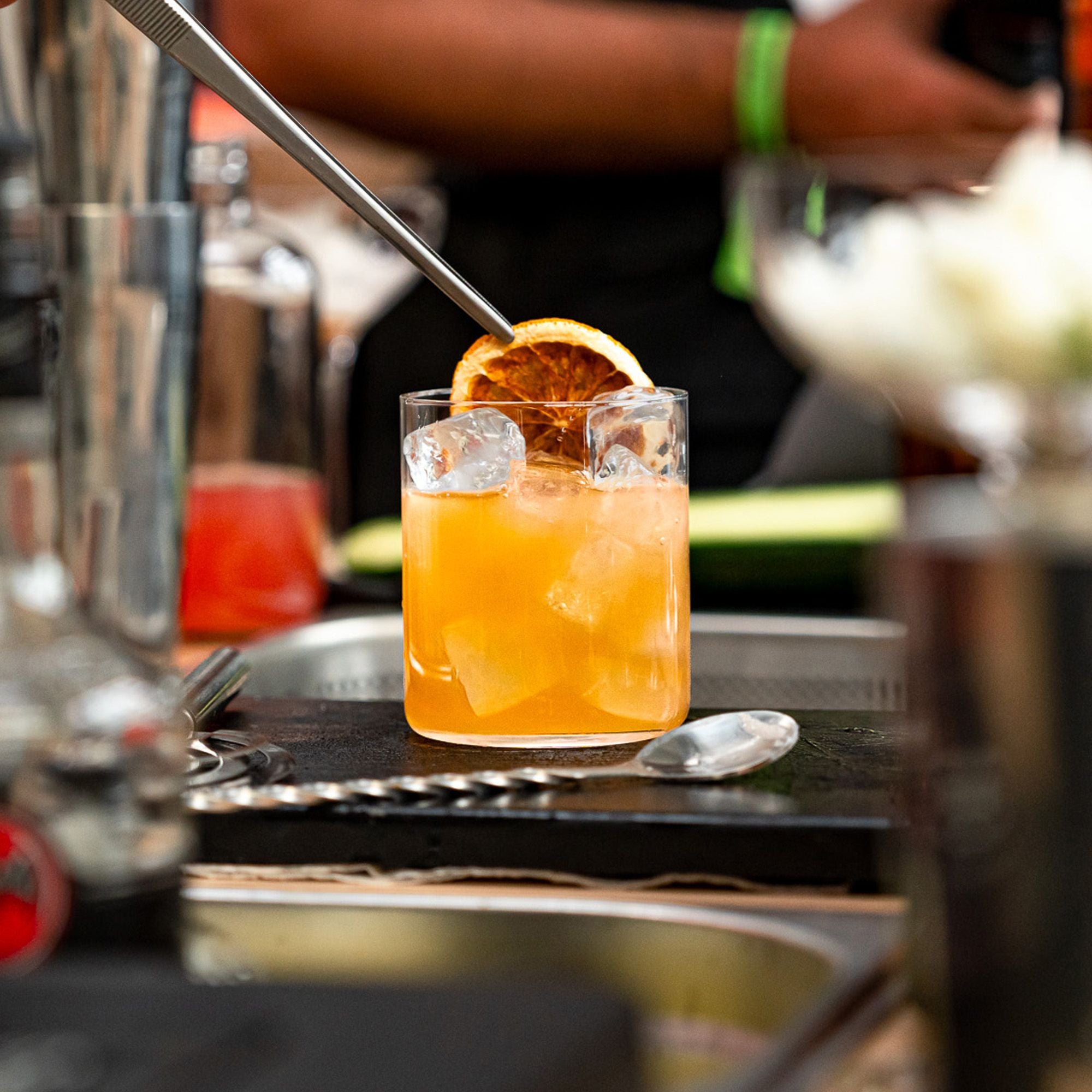Stölzle Lausitz Kyoto Bar Gläser kaufen mit einem Cocktail und einer getrockneten Orange dekoriert
