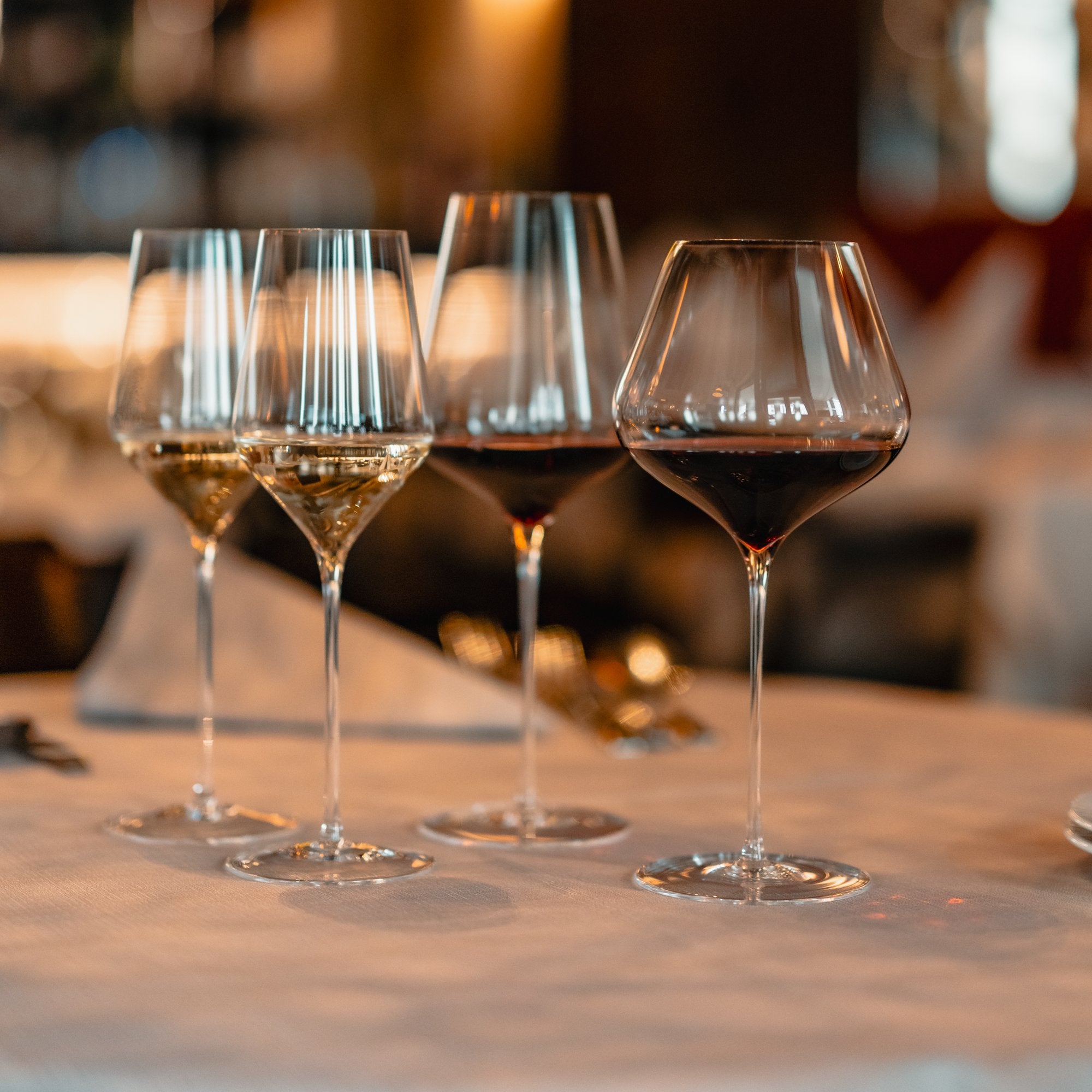 Vier elegante langlebige Weingläser kaufen für Rot- und Weißwein im stilvollen Restaurantsetting