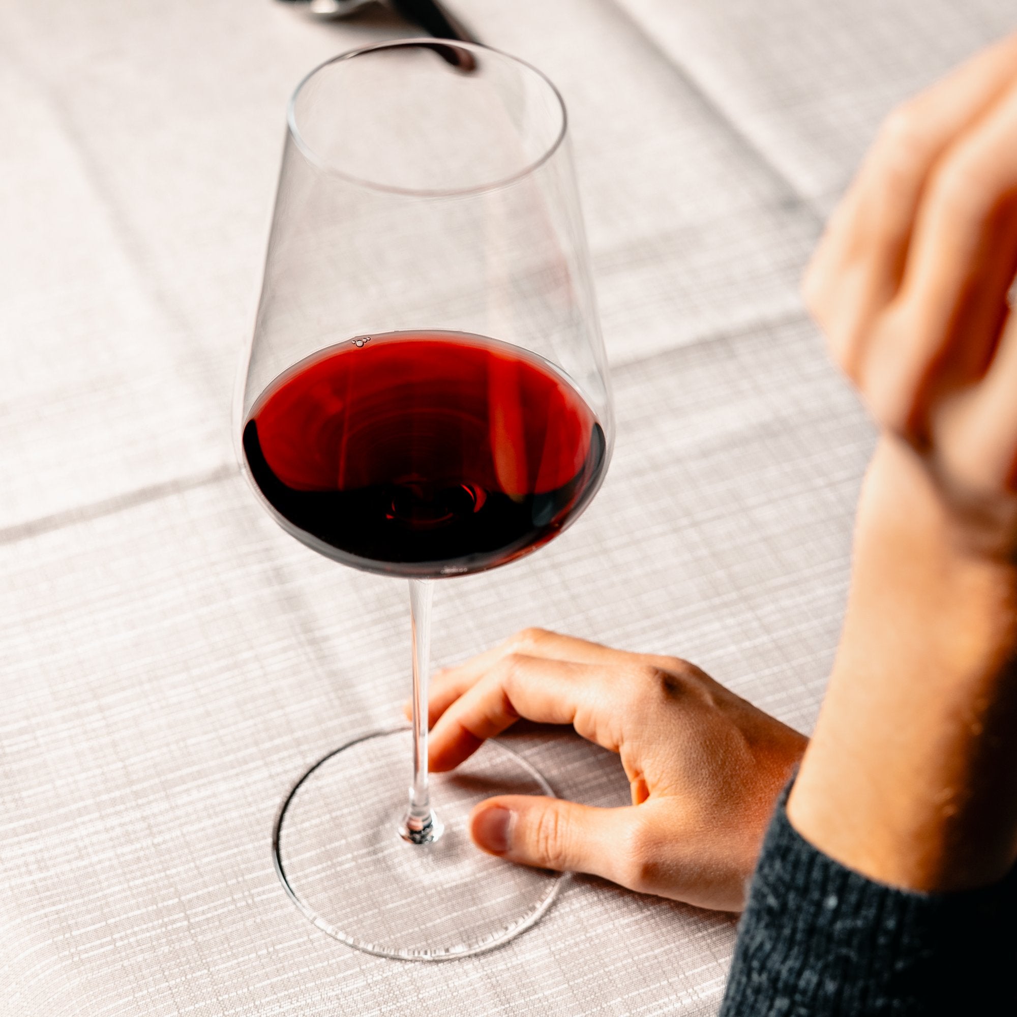 Elegantes Stölzle Lausitz Weinglas mit Rotwein für stilvolles Trinken. Langlebige Weingläser kaufen.