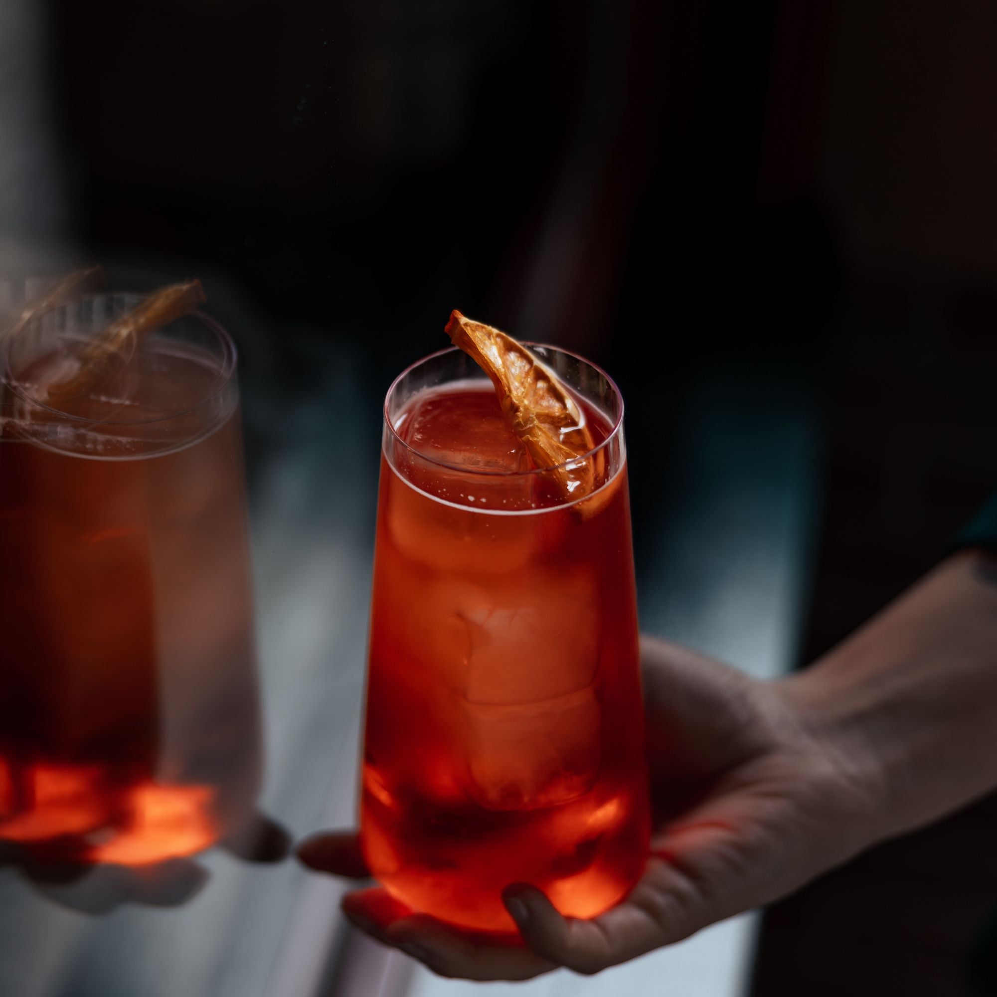 Stölzle Lausitz Longdrinkbecher Set mit einem dekorativen Cocktail und Zitrusfruchtgarni