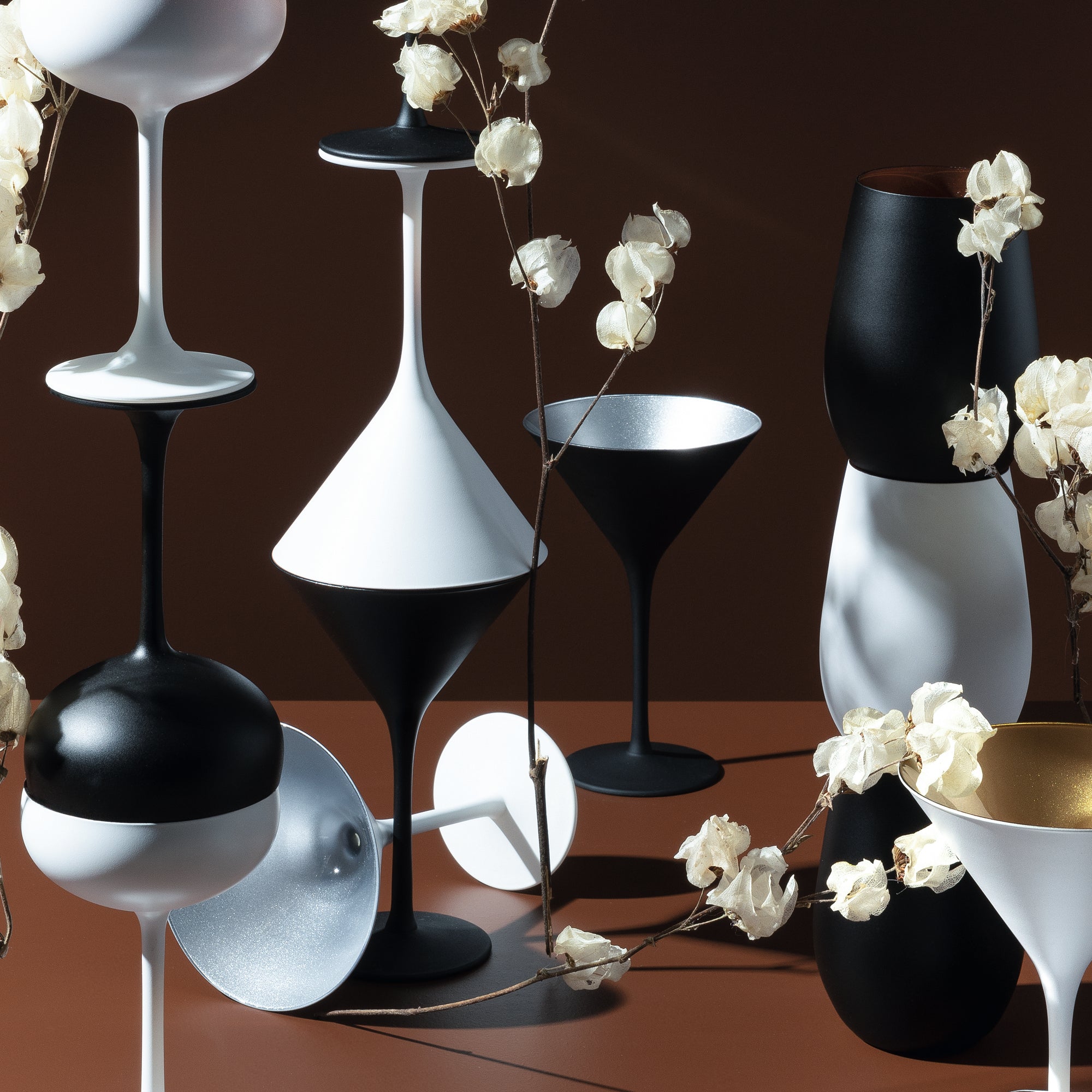 Elegante Stölzle Lausitz Luxus Gläser Made in Germany in verschiedenen Formen und Farben auf einem Tisch