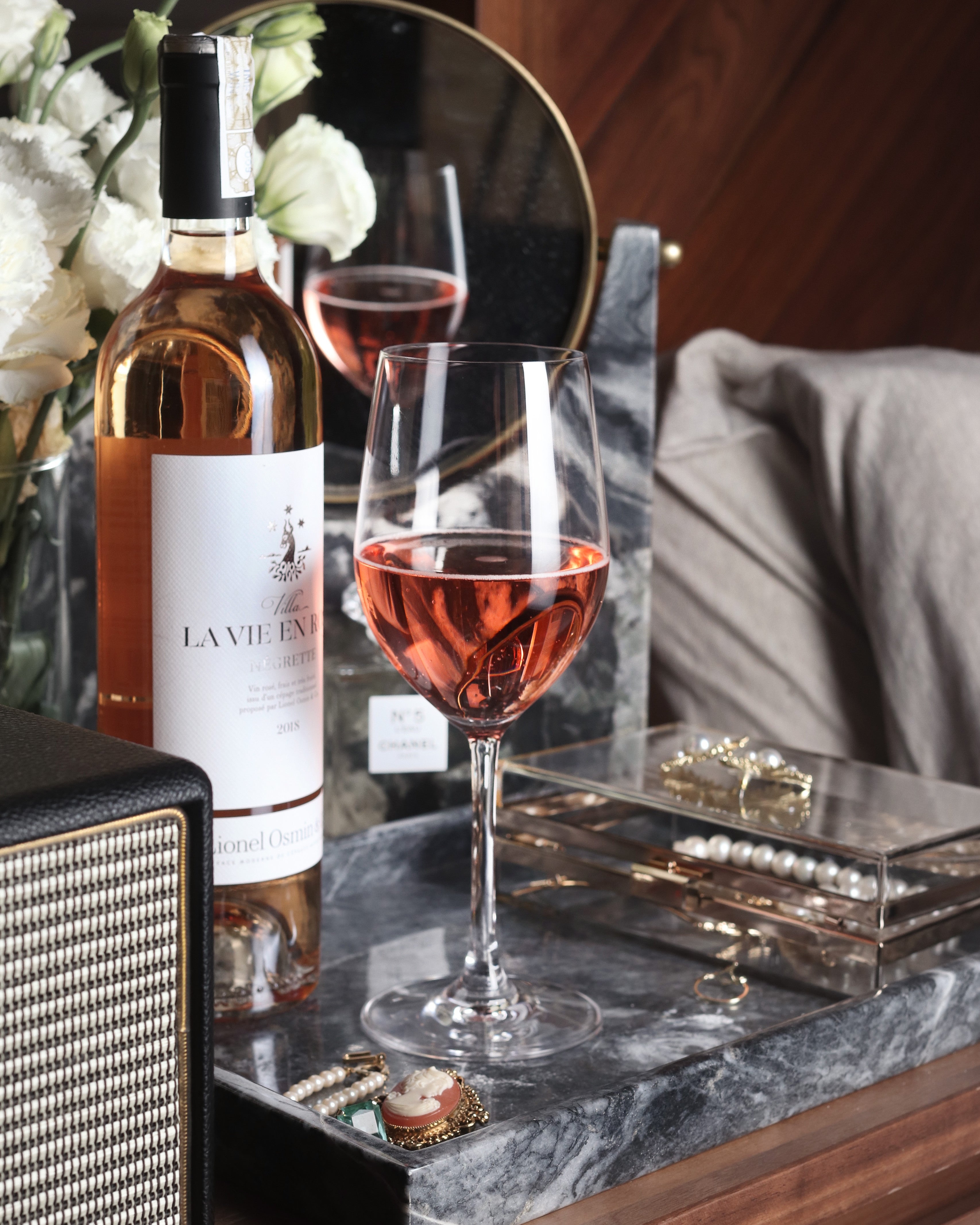 Moderne Weißweingläser von Stölzle Lausitz mit einem Roséwein auf einem marmorierten Tisch in stilvollem Ambiente