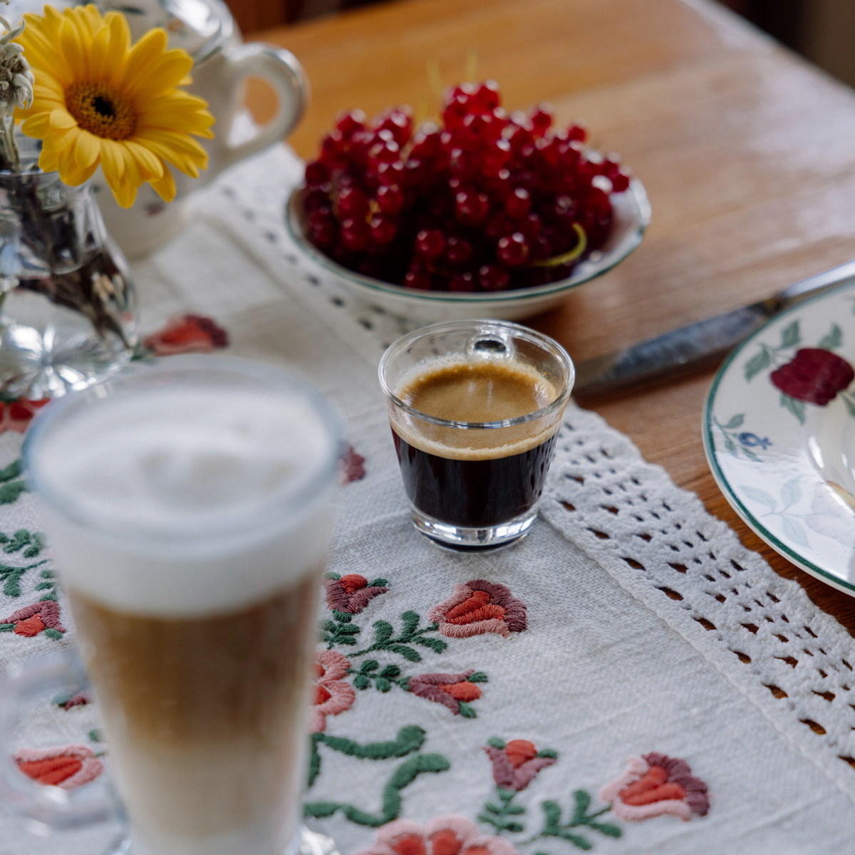 Oberglas Espresso-Tassen-Set 80 ml, gefüllte Gläser für Kaffee und Tee auf gedecktem Tisch