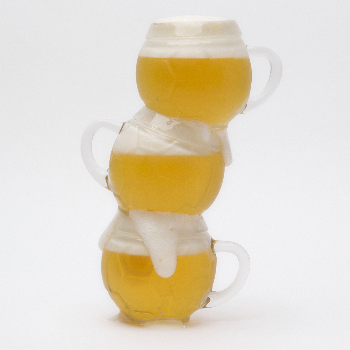Oberglas Fußball Bierkrug 400 ml, drei Gläser gefüllt mit Bier übereinander zu einem schiefen Turm gestapelt