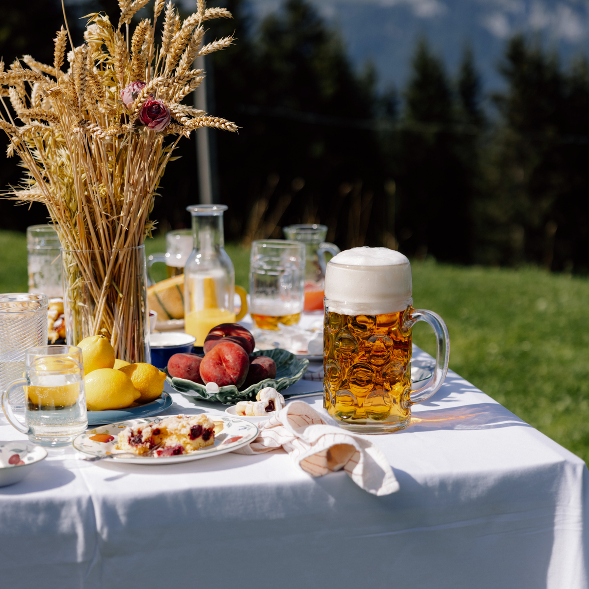 Oberglas Isar Bierkrug 1000ml, gefüllt mit Bier auf einem gedecktem Tisch