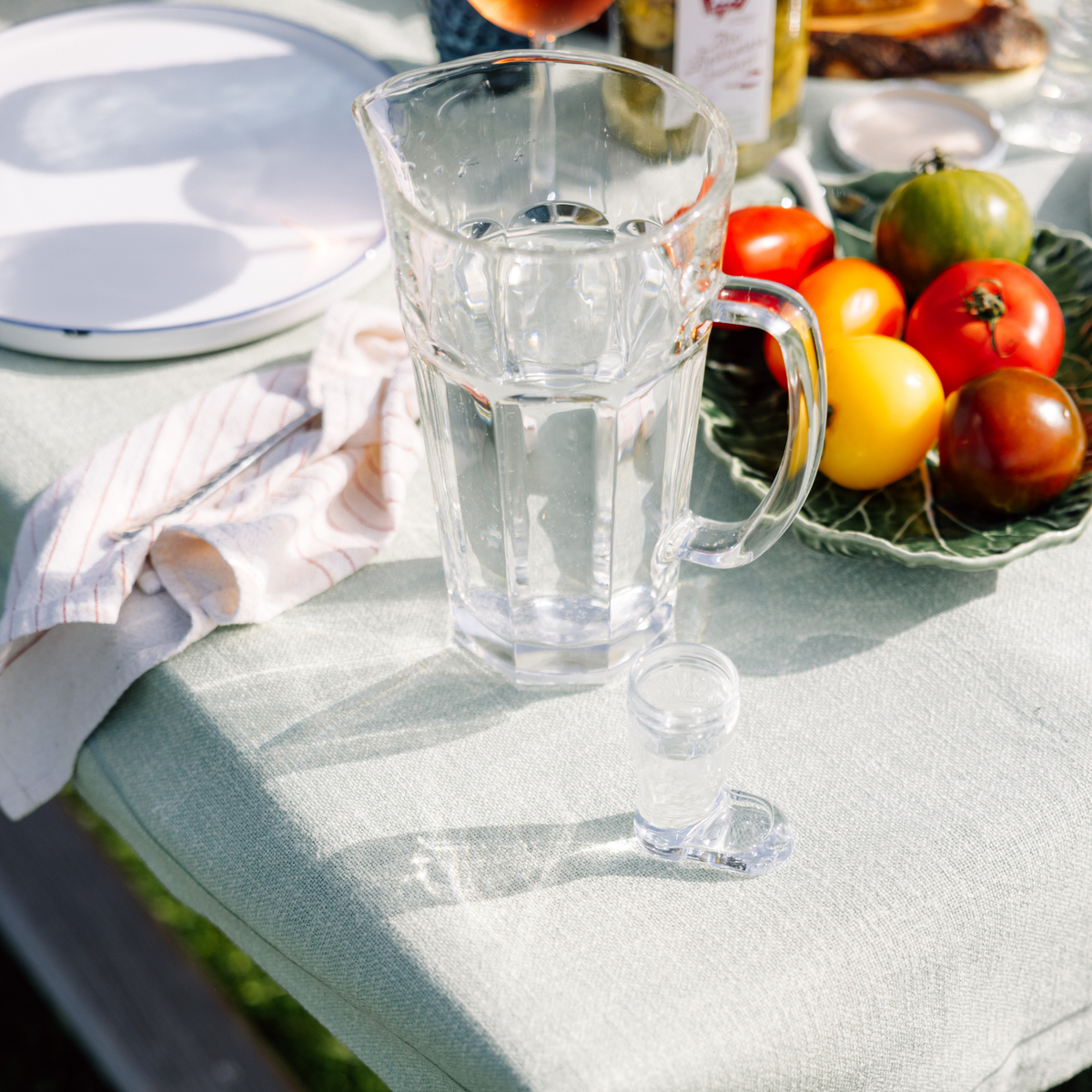 Oberglas Max Jug Krug 1500ml, gefüllt mit Wasser auf einem Tisch im Garten mit Tischdecke