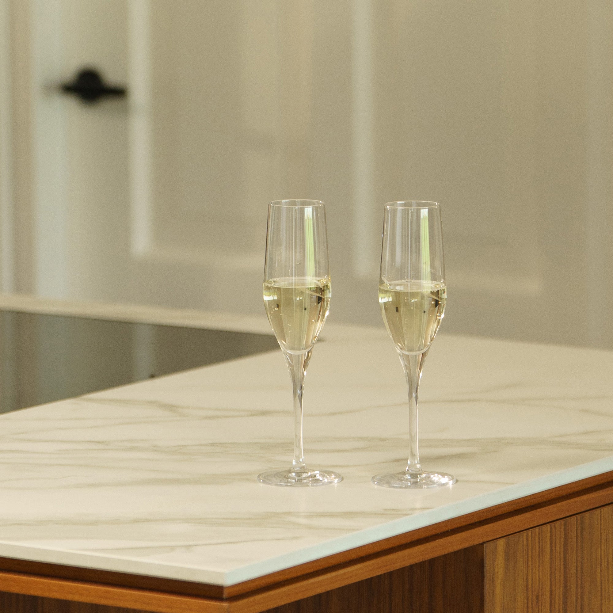 Zwei elegante Sektgläser Made in Germany auf einem modernen Marmortisch