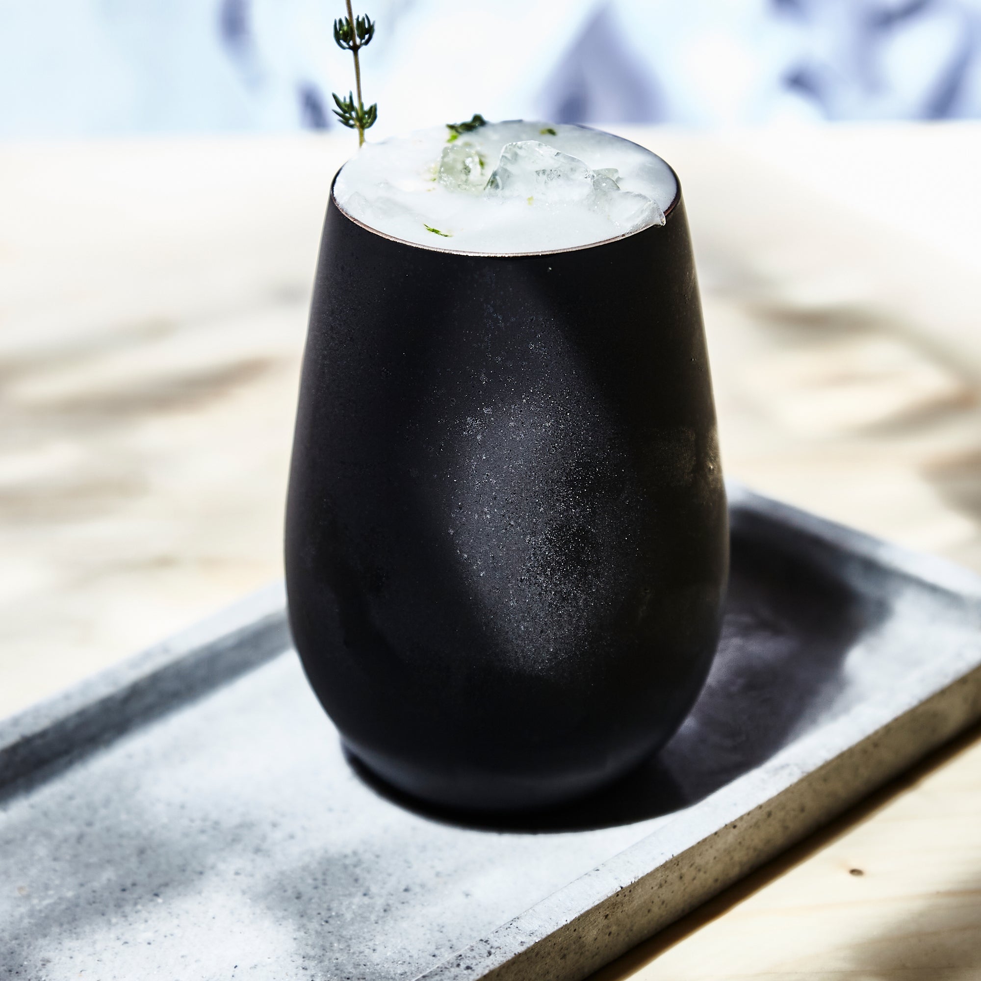 Stölzle Element Becher in Schwarz, ideal für Cocktails auf einem Tisch mit Servierplatte