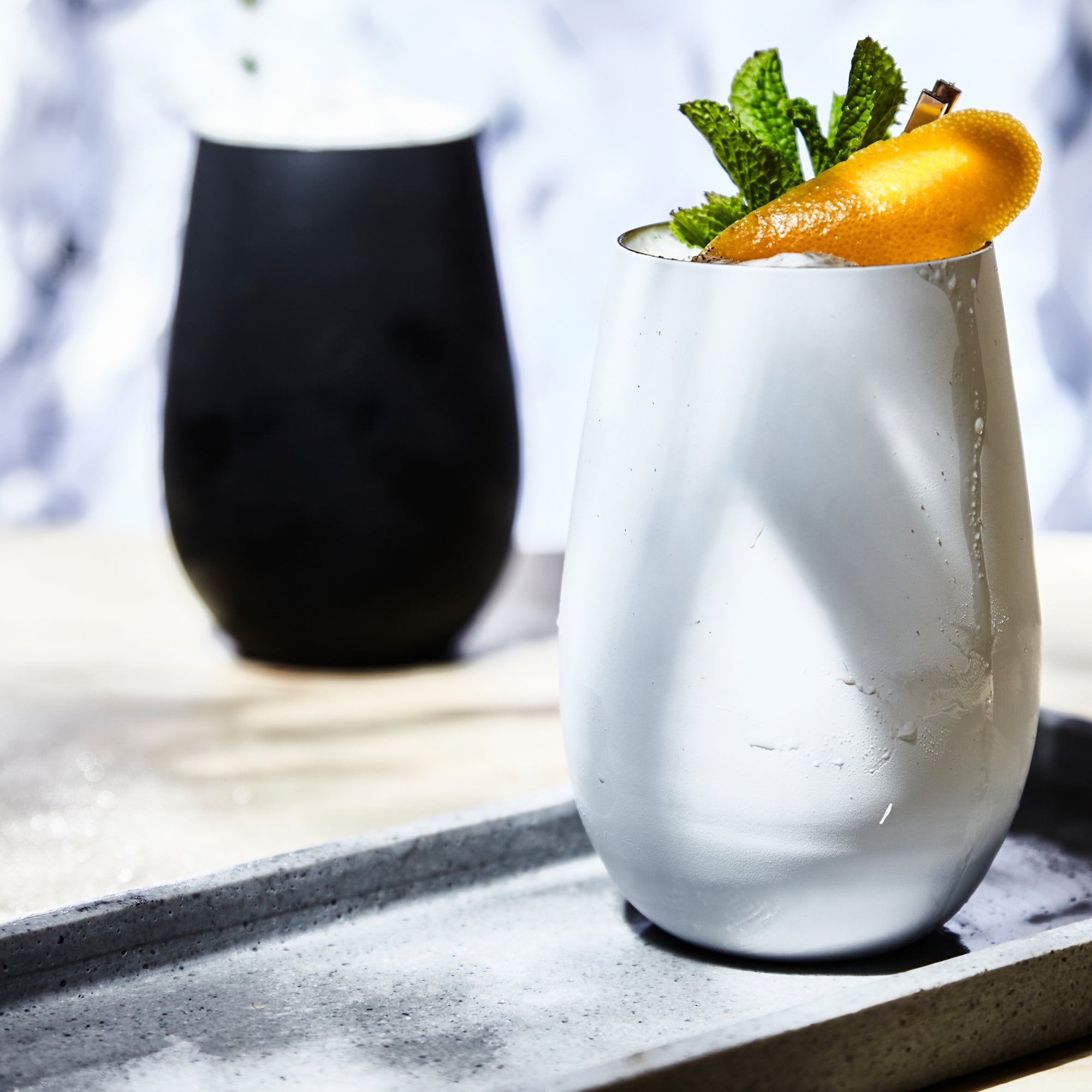 Stölzle Element Becher in transparentem Design, ideal für Cocktails und Getränke, mit frischer Dekoration