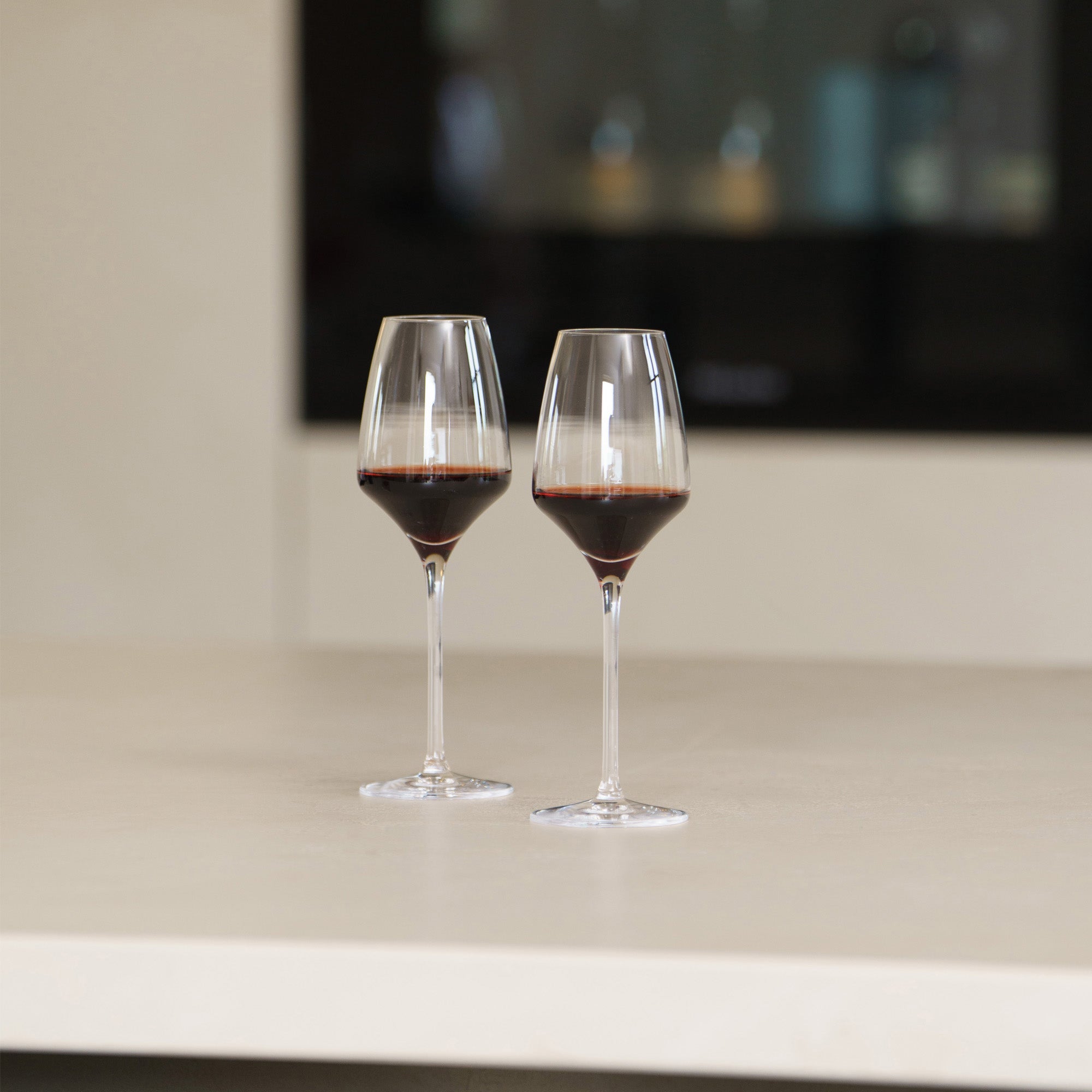 Stölzle Lausitz Süßweinkelch Set mit zwei fein gearbeiteten Weingläsern gefüllt mit rotem Wein